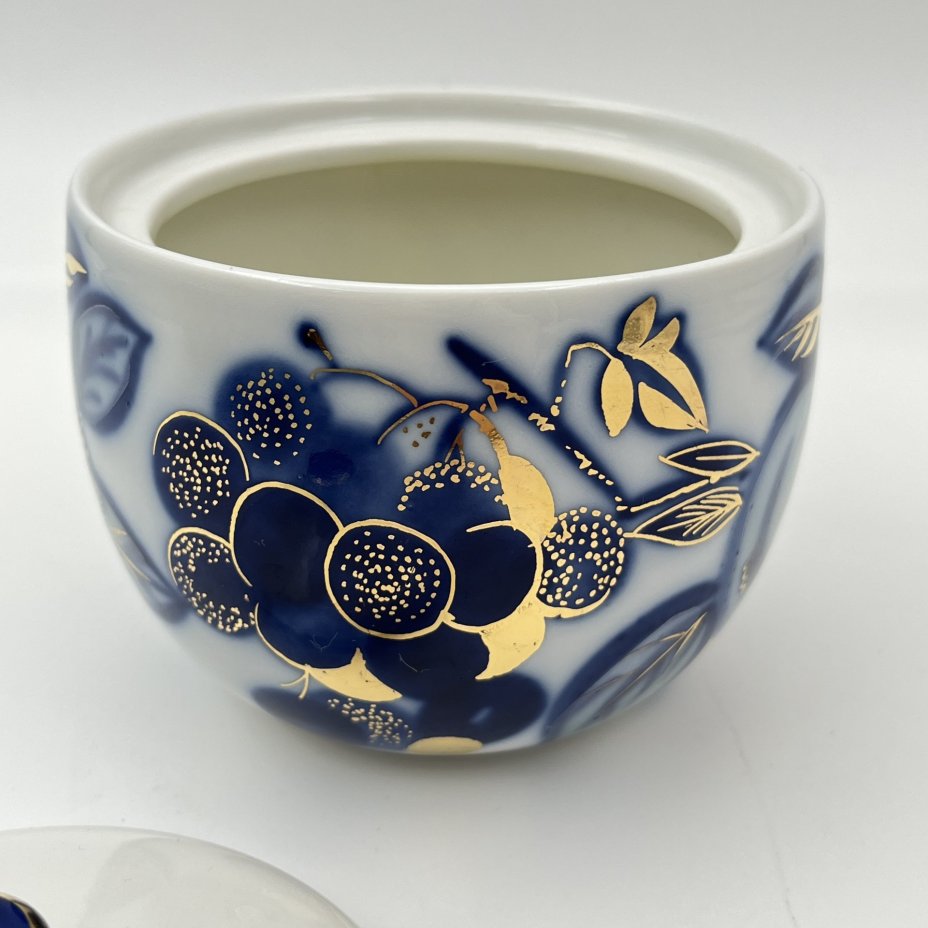 Сахарница из сервиза "Гранаты", форма "Ладога", автор формы С.Е. Яковлева, автор росписи Л. К. Блак, фарфор, кобальт, роспись, золочение, Ленинградский фарфоровый завод (ЛФЗ), СССР, 1960-1970 гг.