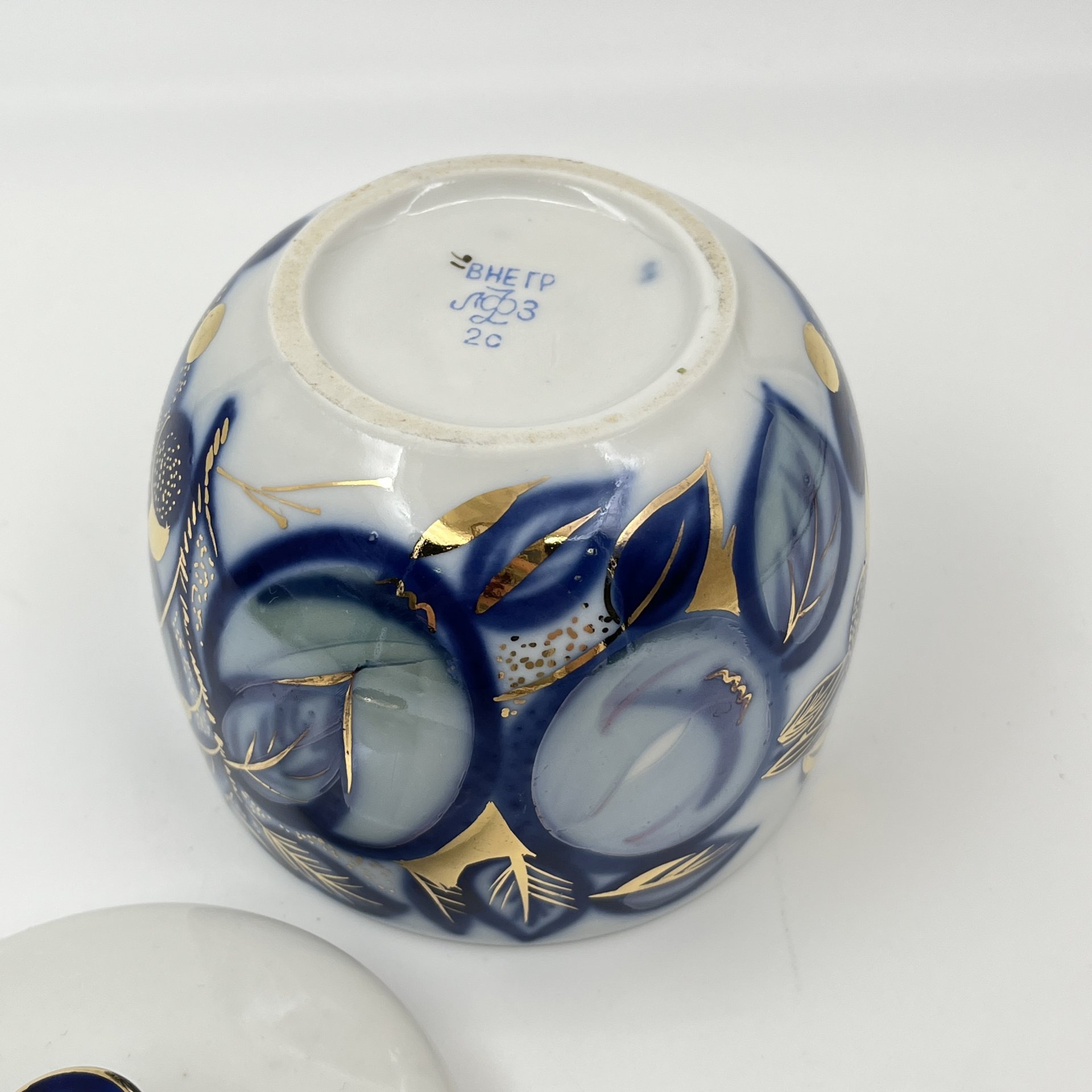 Сахарница из сервиза "Гранаты", форма "Ладога", автор формы С.Е. Яковлева, автор росписи Л. К. Блак, фарфор, кобальт, роспись, золочение, Ленинградский фарфоровый завод (ЛФЗ), СССР, 1960-1970 гг.