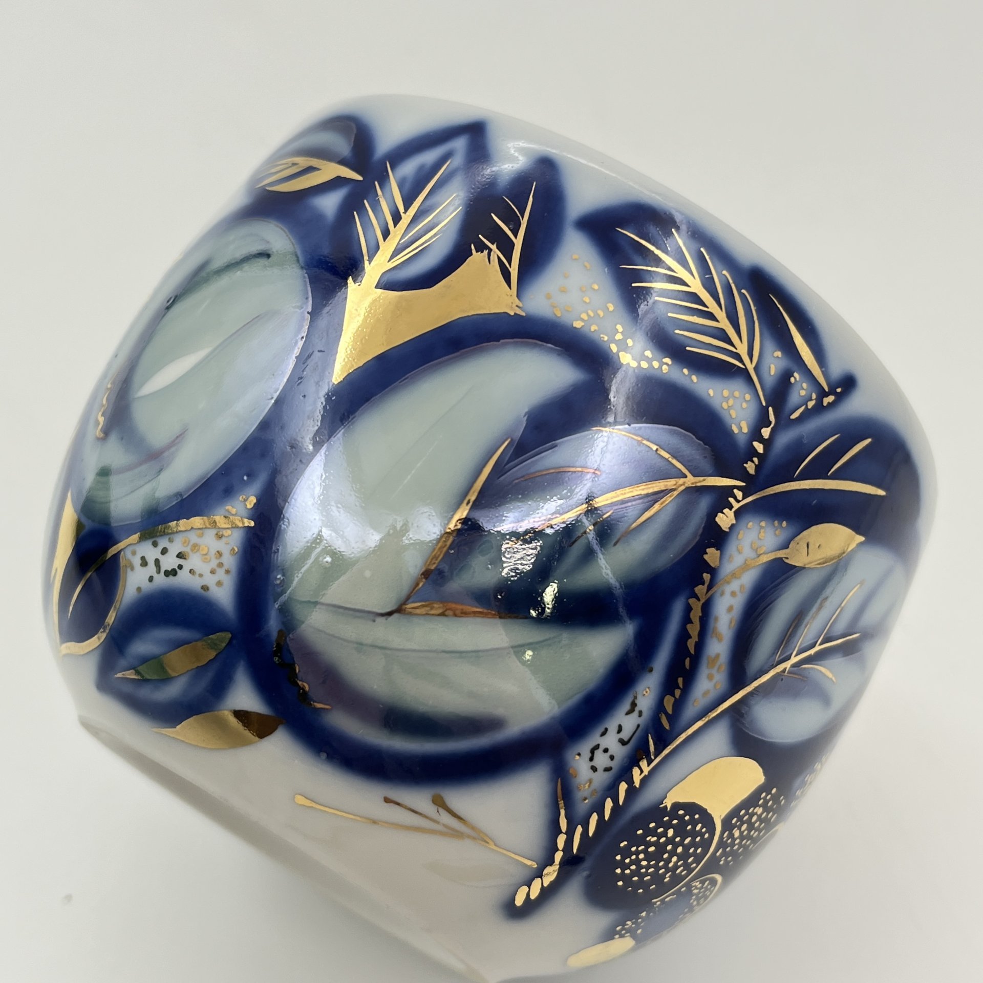 Сахарница из сервиза "Гранаты", форма "Ладога", автор формы С.Е. Яковлева, автор росписи Л. К. Блак, фарфор, кобальт, роспись, золочение, Ленинградский фарфоровый завод (ЛФЗ), СССР, 1960-1970 гг.