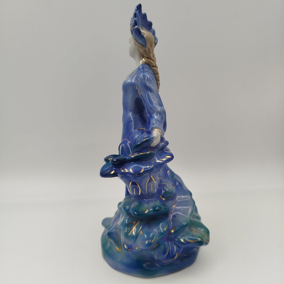 Статуэтка "Хозяйка медной горы", скульптор Л. Н. Шушканова, фарфор, роспись, золочение, Турыгинский фарфоровый завод артели «Художественная керамика» (Гжель), СССР, 1950-1960 гг.