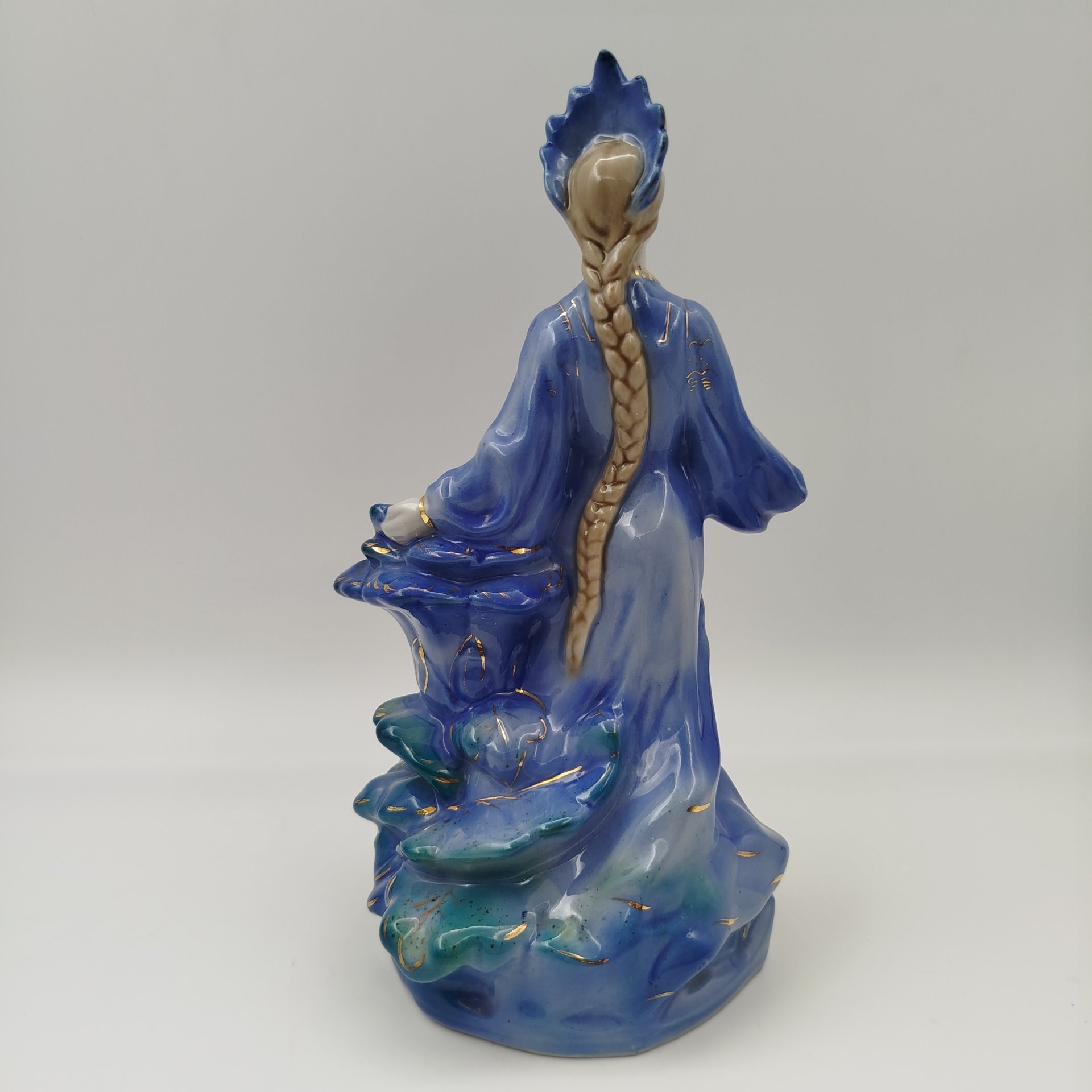 Статуэтка "Хозяйка медной горы", скульптор Л. Н. Шушканова, фарфор, роспись, золочение, Турыгинский фарфоровый завод артели «Художественная керамика» (Гжель), СССР, 1950-1960 гг.