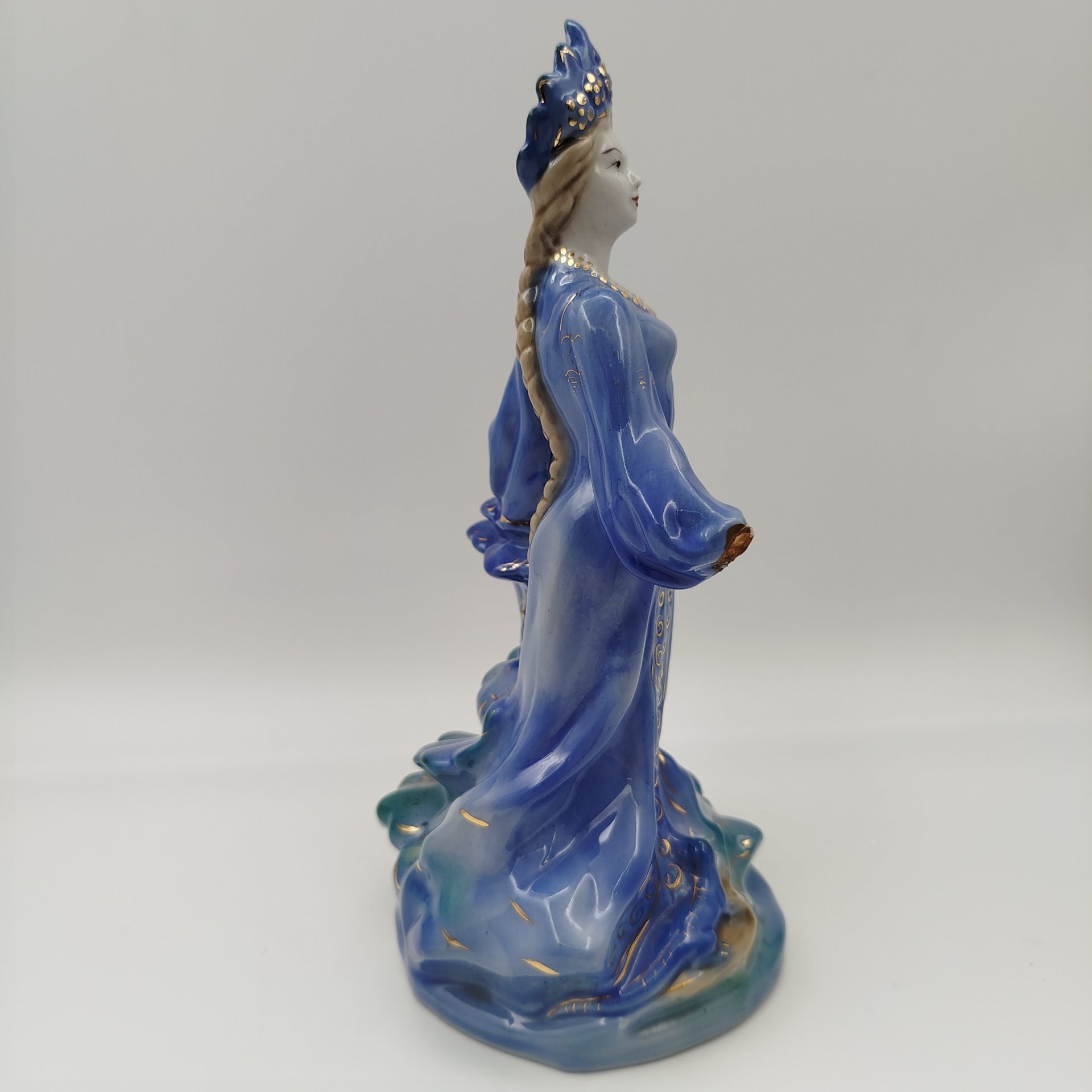 Статуэтка "Хозяйка медной горы", скульптор Л. Н. Шушканова, фарфор, роспись, золочение, Турыгинский фарфоровый завод артели «Художественная керамика» (Гжель), СССР, 1950-1960 гг.