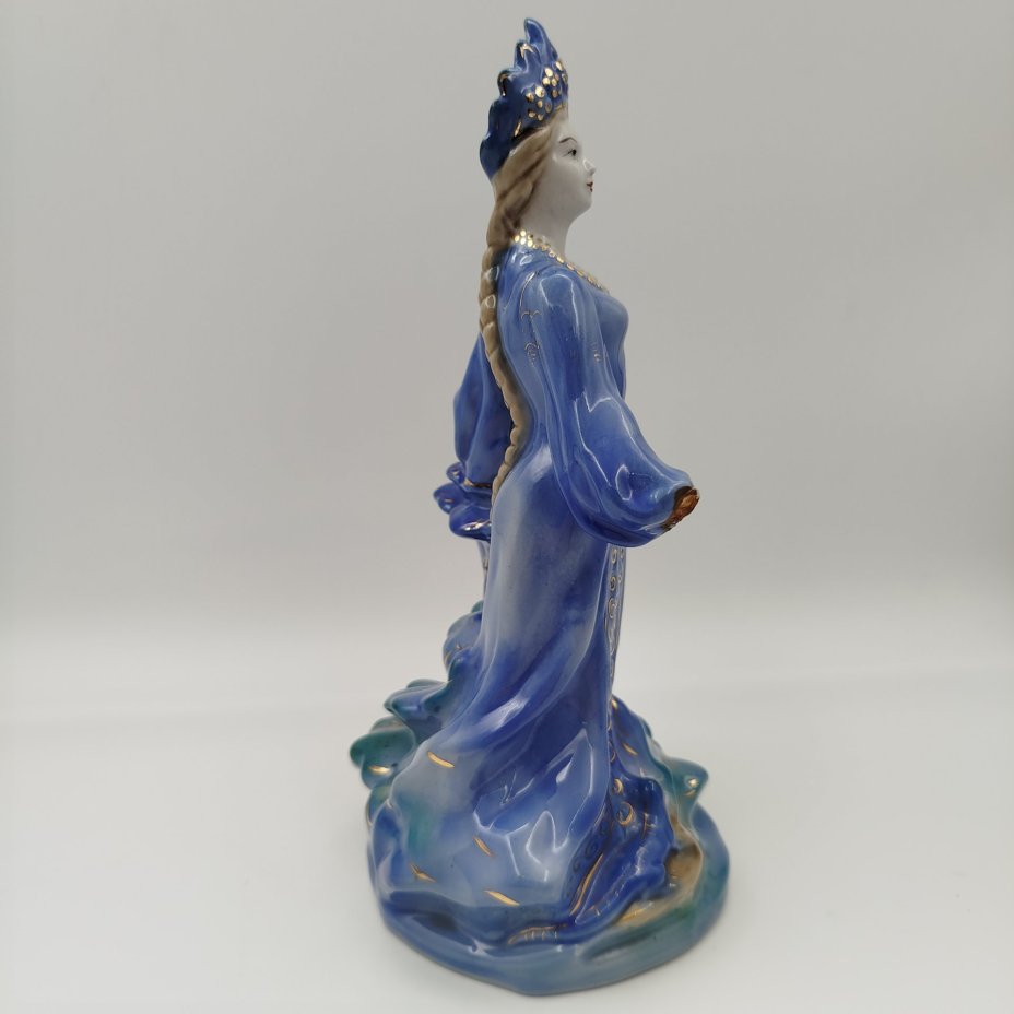 Статуэтка "Хозяйка медной горы", скульптор Л. Н. Шушканова, фарфор, роспись, золочение, Турыгинский фарфоровый завод артели «Художественная керамика» (Гжель), СССР, 1950-1960 гг.