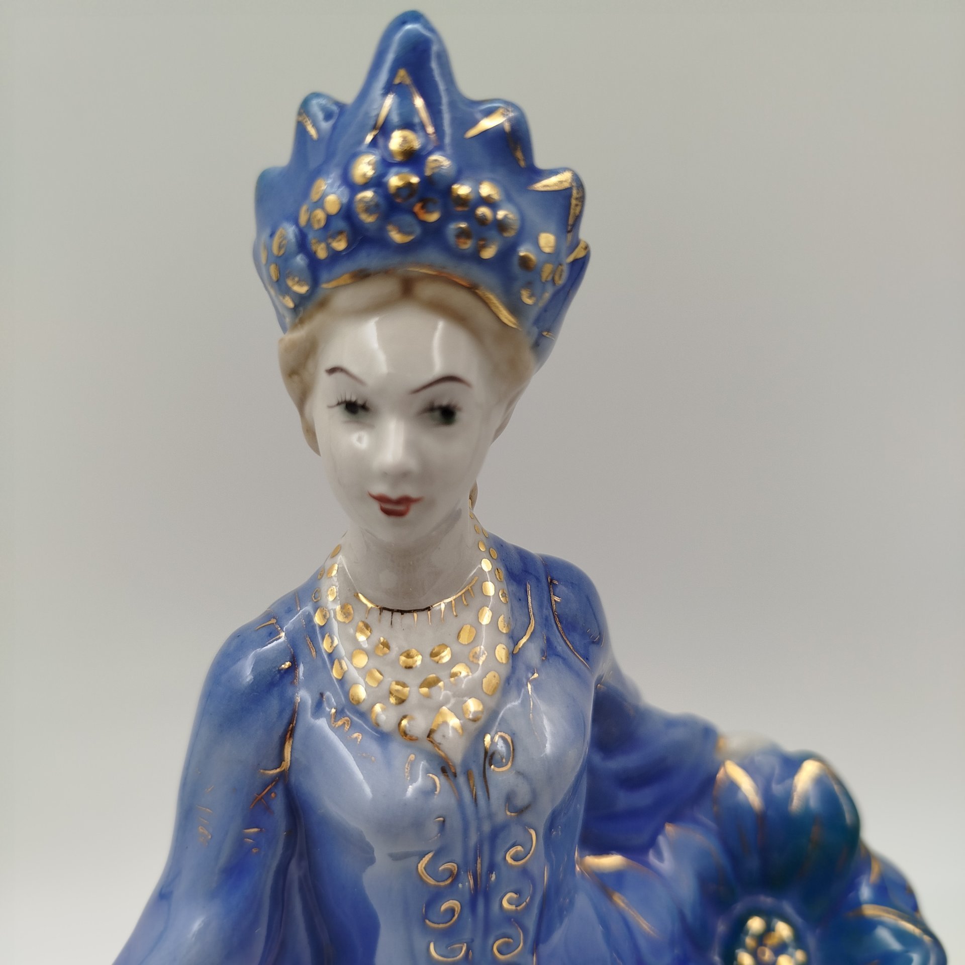 Статуэтка "Хозяйка медной горы", скульптор Л. Н. Шушканова, фарфор, роспись, золочение, Турыгинский фарфоровый завод артели «Художественная керамика» (Гжель), СССР, 1950-1960 гг.