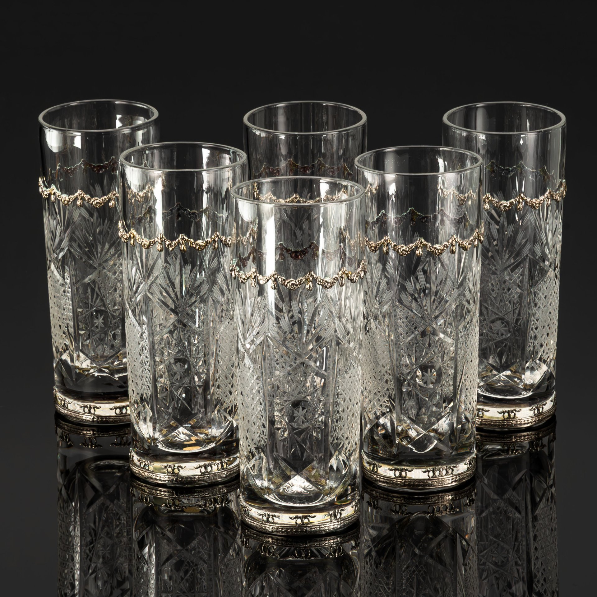 Набор стаканов для прохладительных напитков, декорированных резным узором и металлическими накладками в виде цветочных гирлянд, хрусталь, алмазная грань, сплав металлов, Италия, 1980-2000 гг.