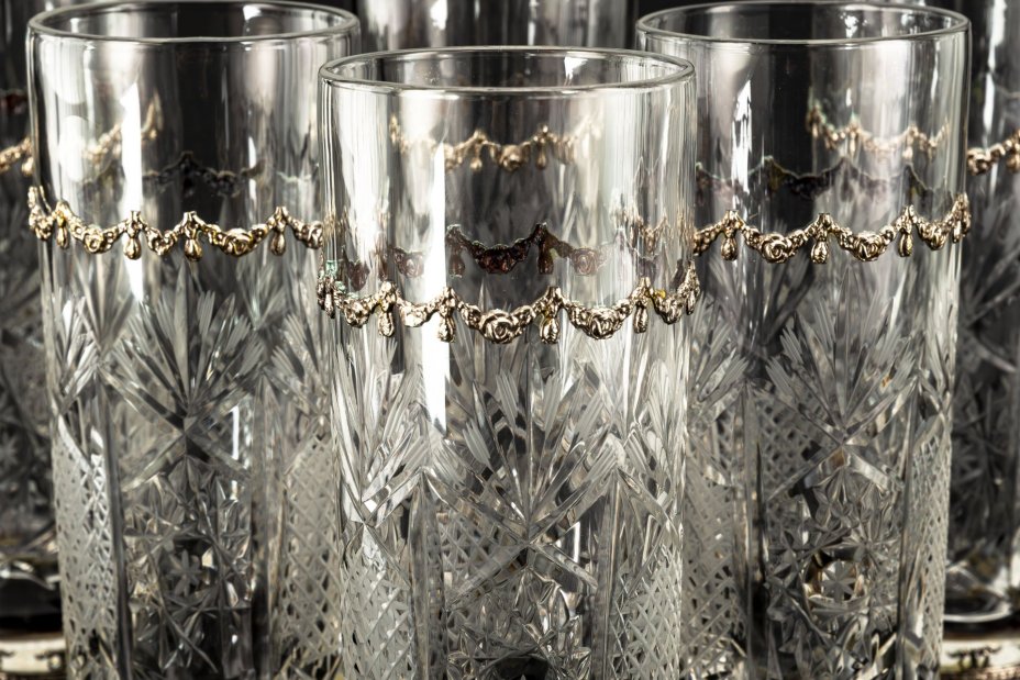 Набор стаканов для прохладительных напитков, декорированных резным узором и металлическими накладками в виде цветочных гирлянд