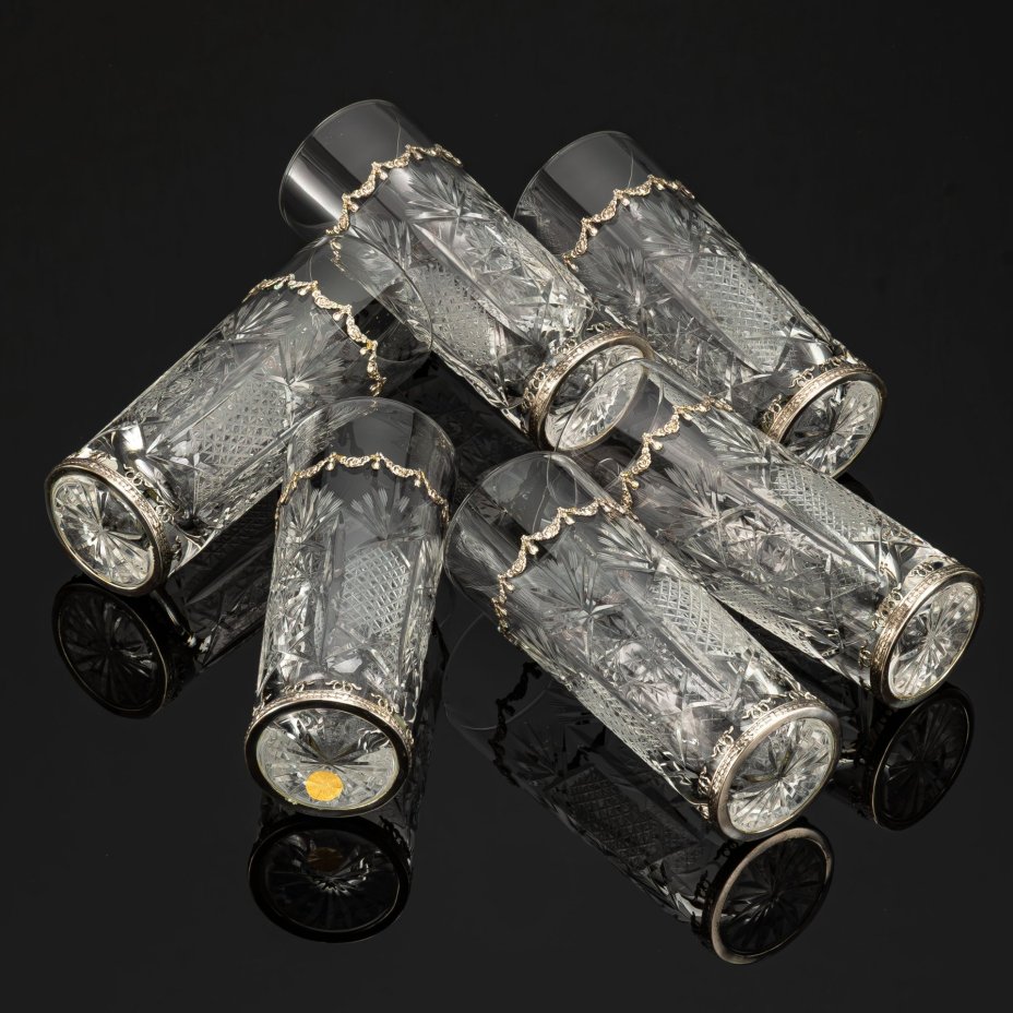 Набор стаканов для прохладительных напитков, декорированных резным узором и металлическими накладками в виде цветочных гирлянд