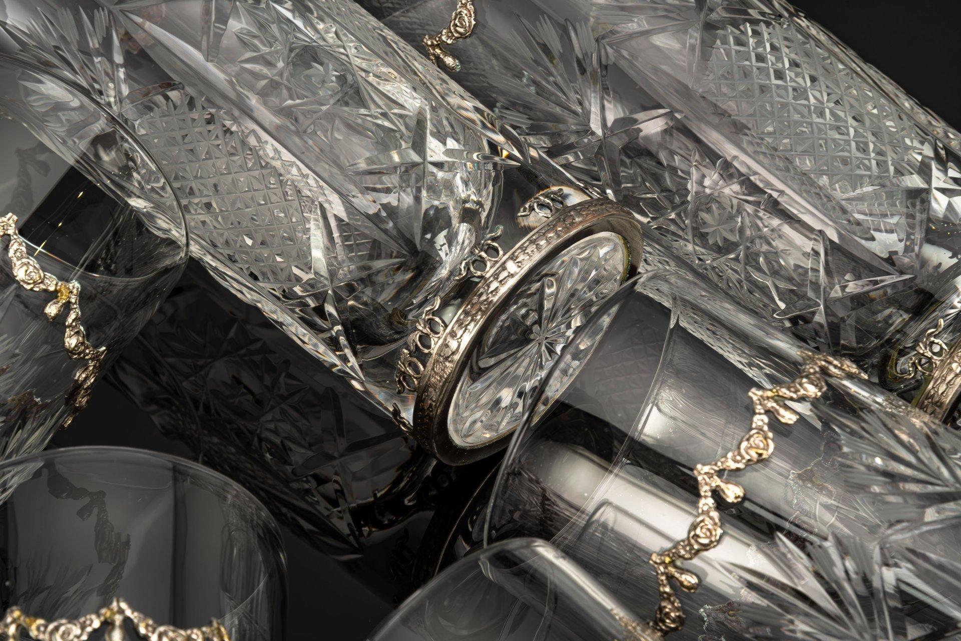 Набор стаканов для прохладительных напитков, декорированных резным узором и металлическими накладками в виде цветочных гирлянд, хрусталь, алмазная грань, сплав металлов, Италия, 1980-2000 гг.