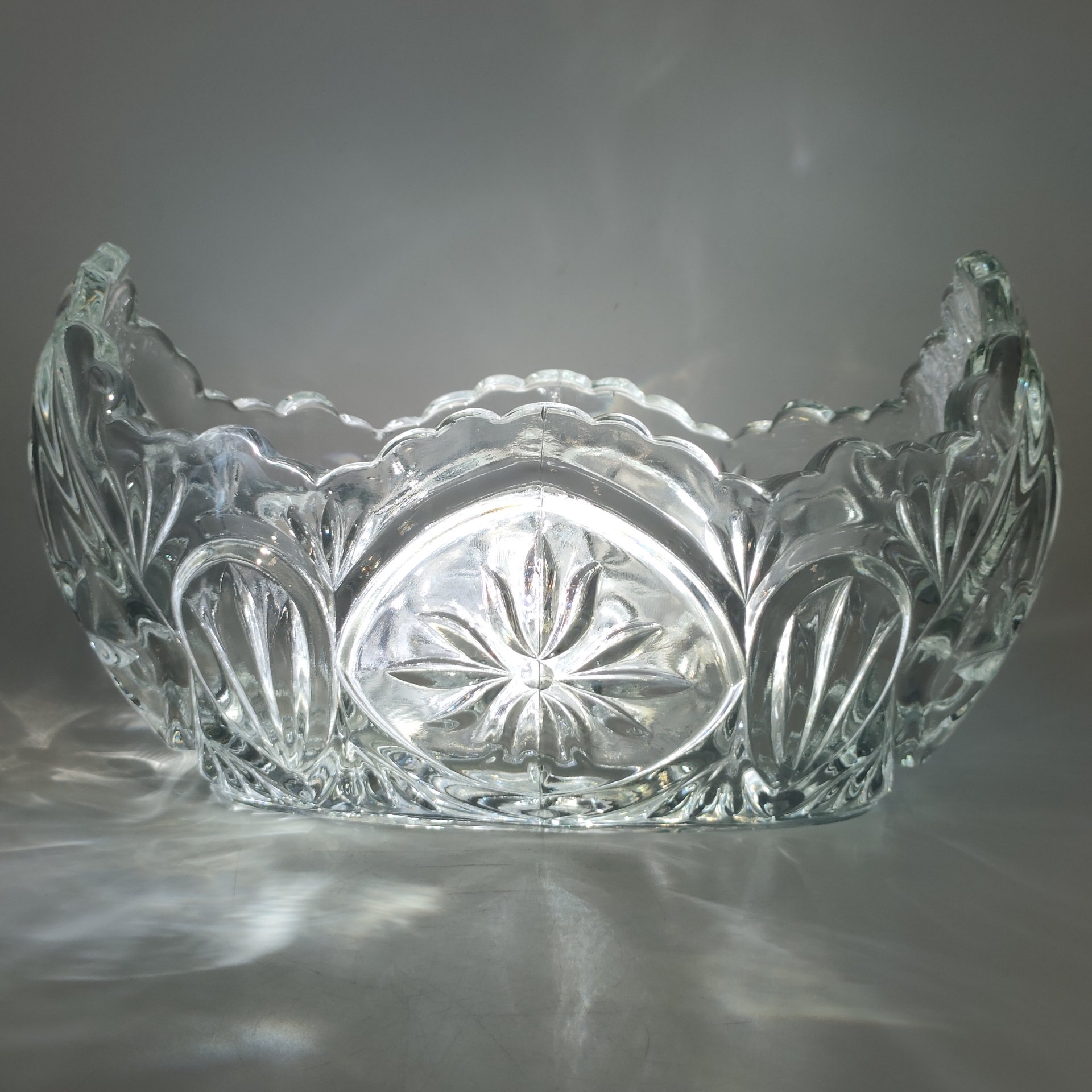 Конфетница в форме ладьи с растительным декором, стекло, пресс, Европа, 1970-1990 гг.