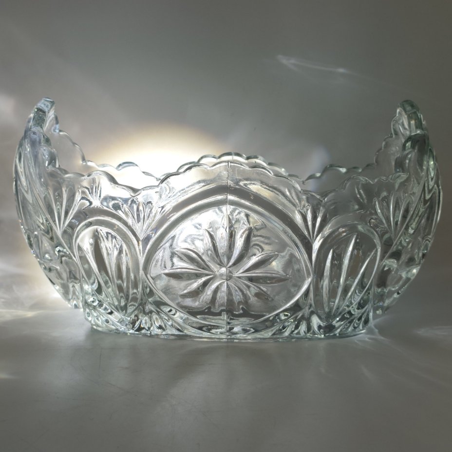 Конфетница в форме ладьи с растительным декором