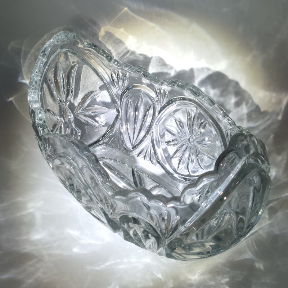 Конфетница в форме ладьи с растительным декором