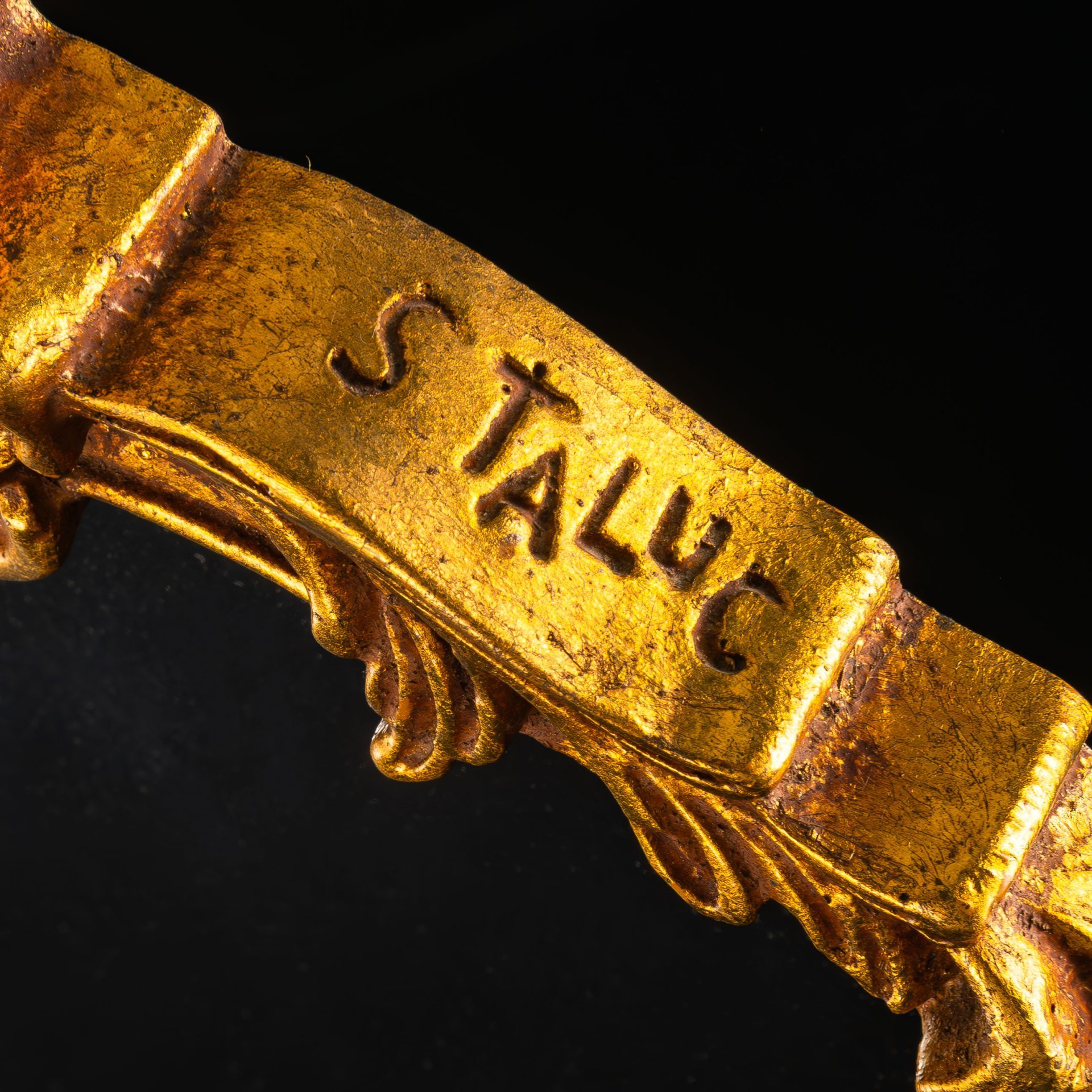 Зеркало в овальной раме золотистого оттенка с рокайльным элементом, зеркальное полотно, композитный материал, крашение