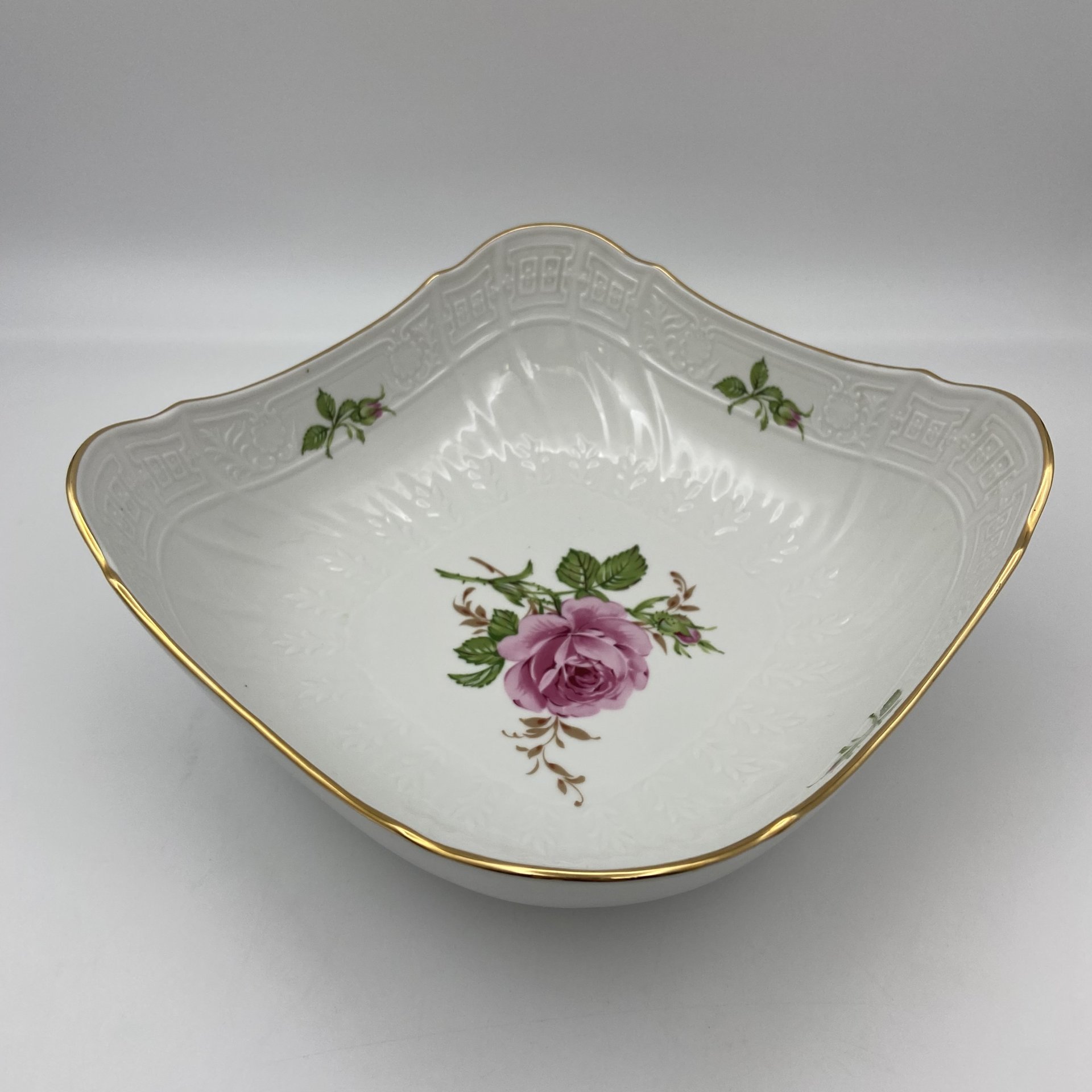 Салатник и двусекционная солонка, украшенные изображением роз, фарфор, деколь, золочение, Pirkenhammer, Чехия, 1993-2010 гг.