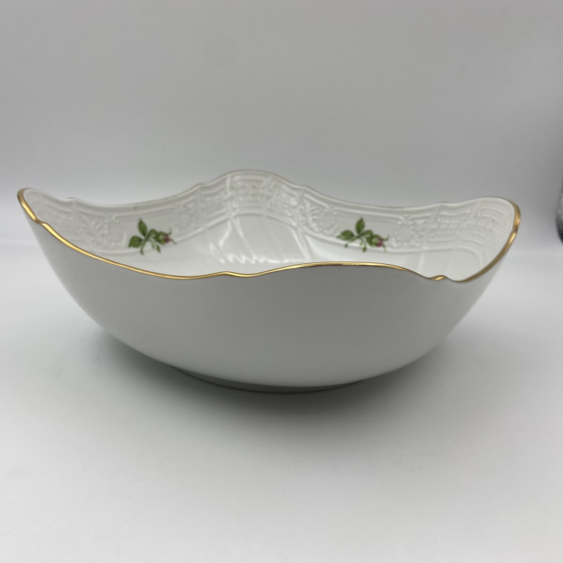 Салатник и двусекционная солонка, украшенные изображением роз, фарфор, деколь, золочение, Pirkenhammer, Чехия, 1993-2010 гг.