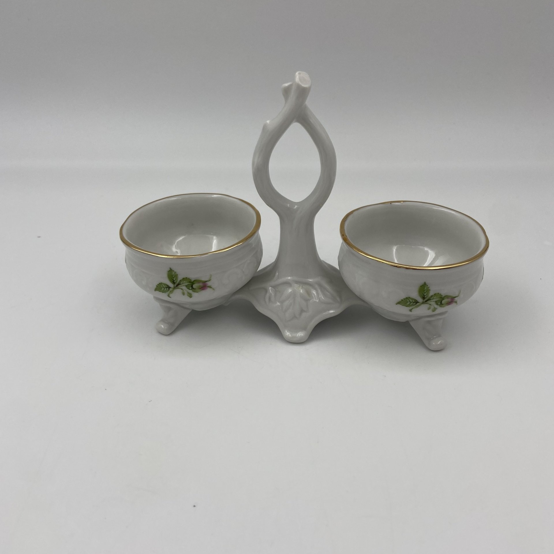 Салатник и двусекционная солонка, украшенные изображением роз, фарфор, деколь, золочение, Pirkenhammer, Чехия, 1993-2010 гг.