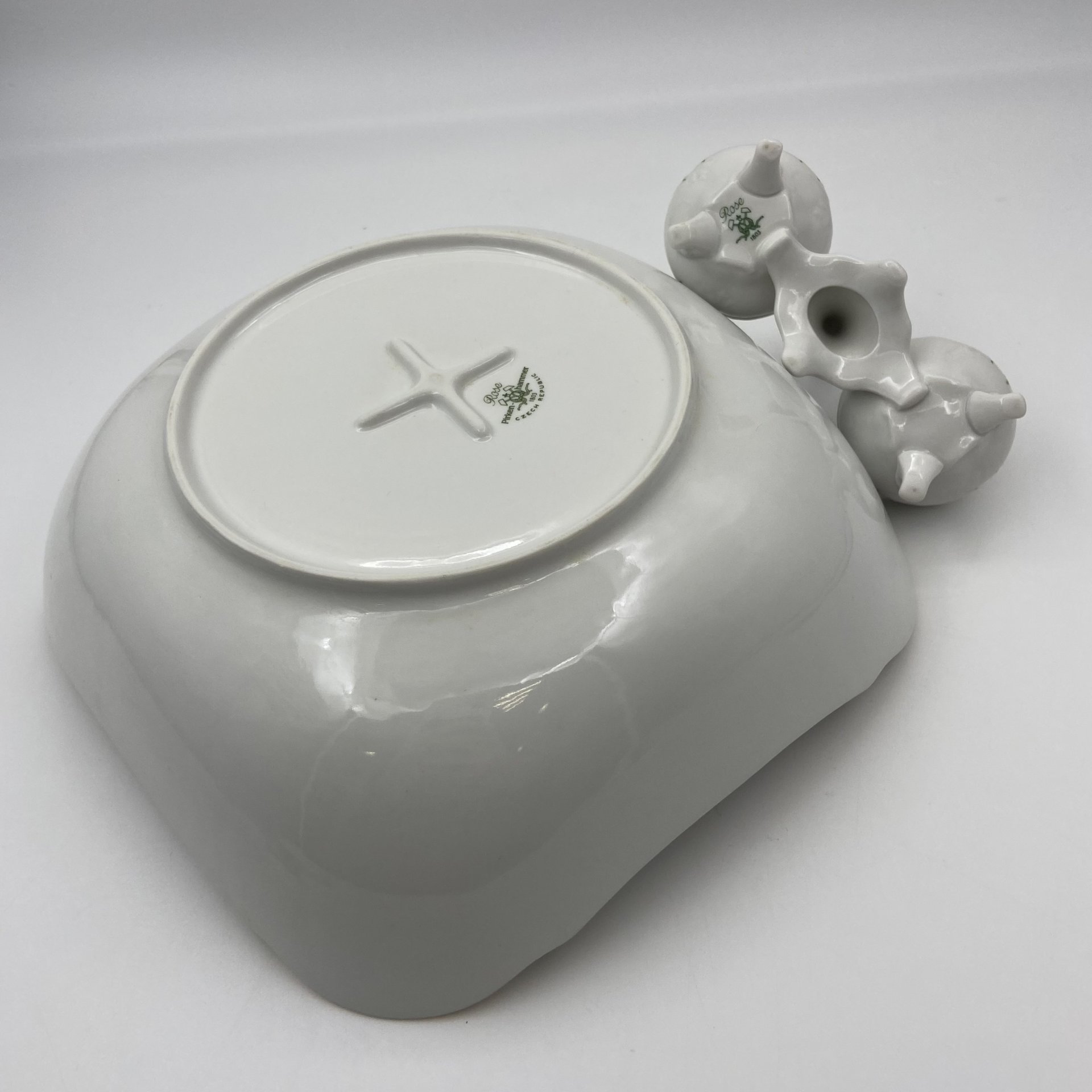 Салатник и двусекционная солонка, украшенные изображением роз, фарфор, деколь, золочение, Pirkenhammer, Чехия, 1993-2010 гг.