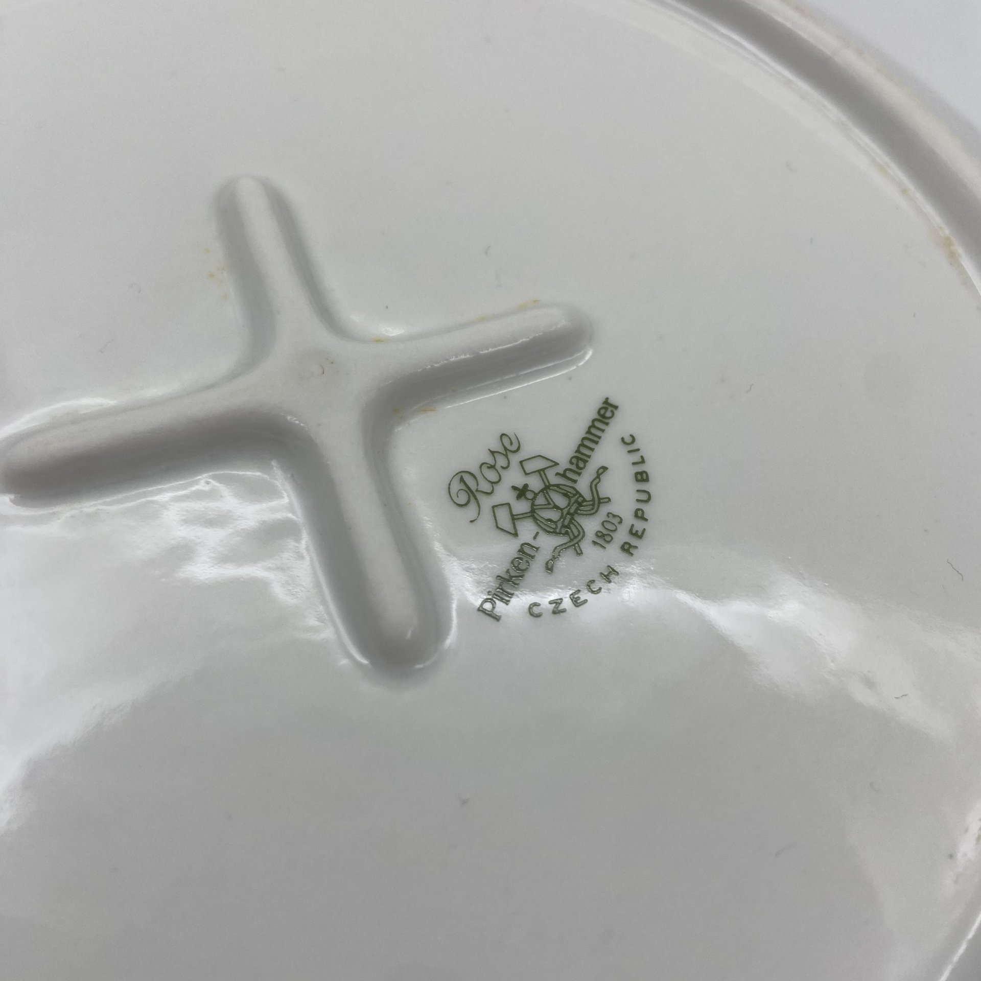 Салатник и двусекционная солонка, украшенные изображением роз, фарфор, деколь, золочение, Pirkenhammer, Чехия, 1993-2010 гг.