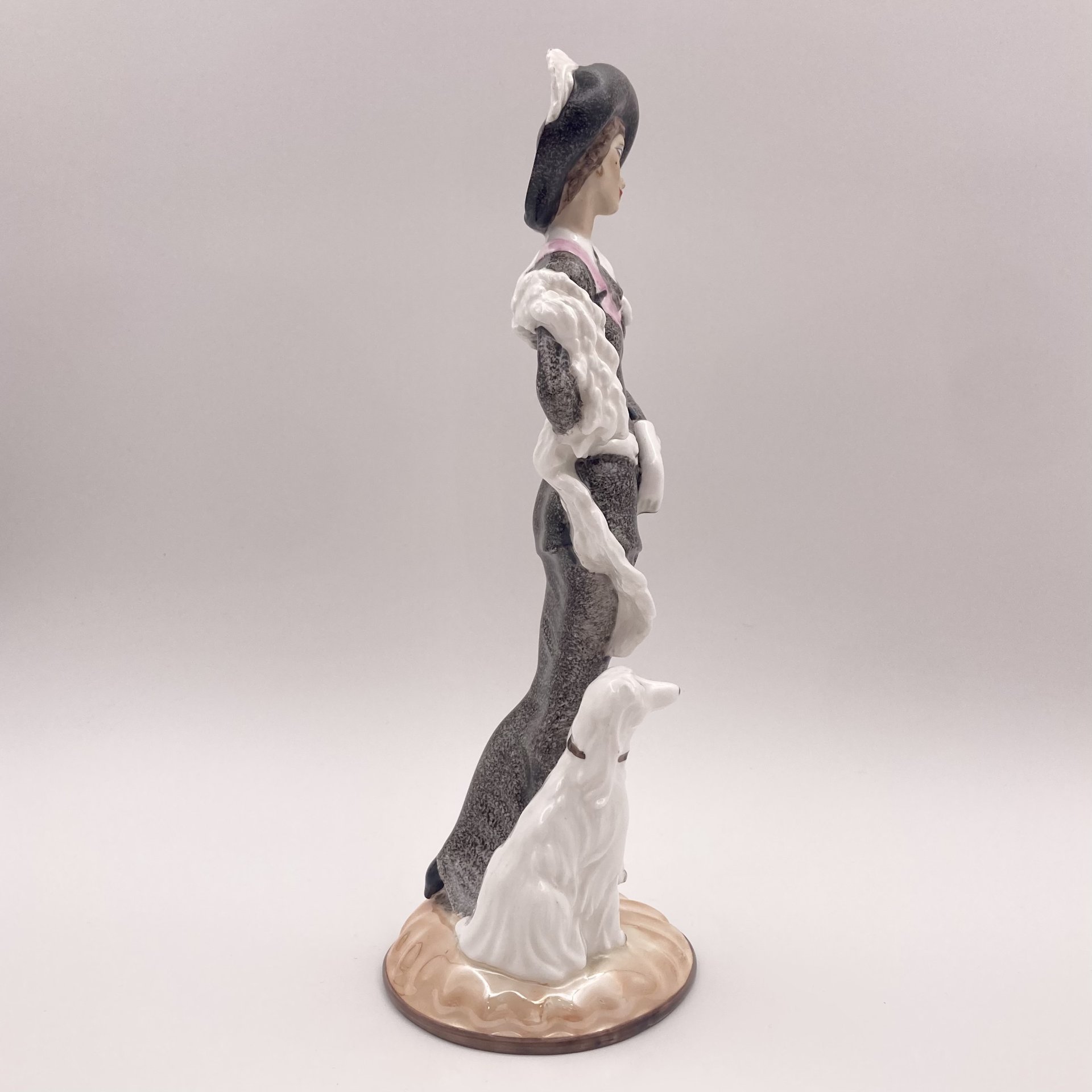 Статуэтка "Дама с собакой", фарфор, роспись, крытьё, Румыния, 1970-1990 гг.