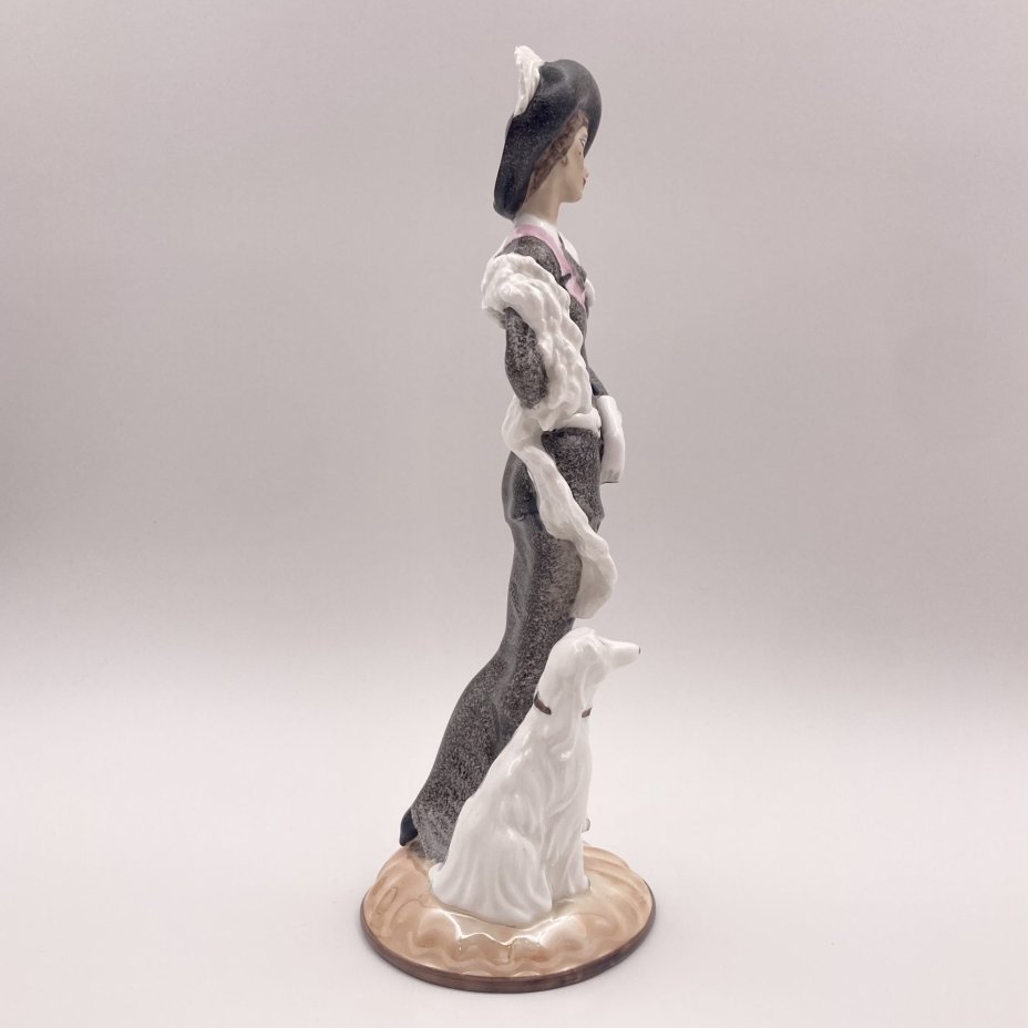 Статуэтка "Дама с собакой", фарфор, роспись, крытьё, Румыния, 1970-1990 гг.