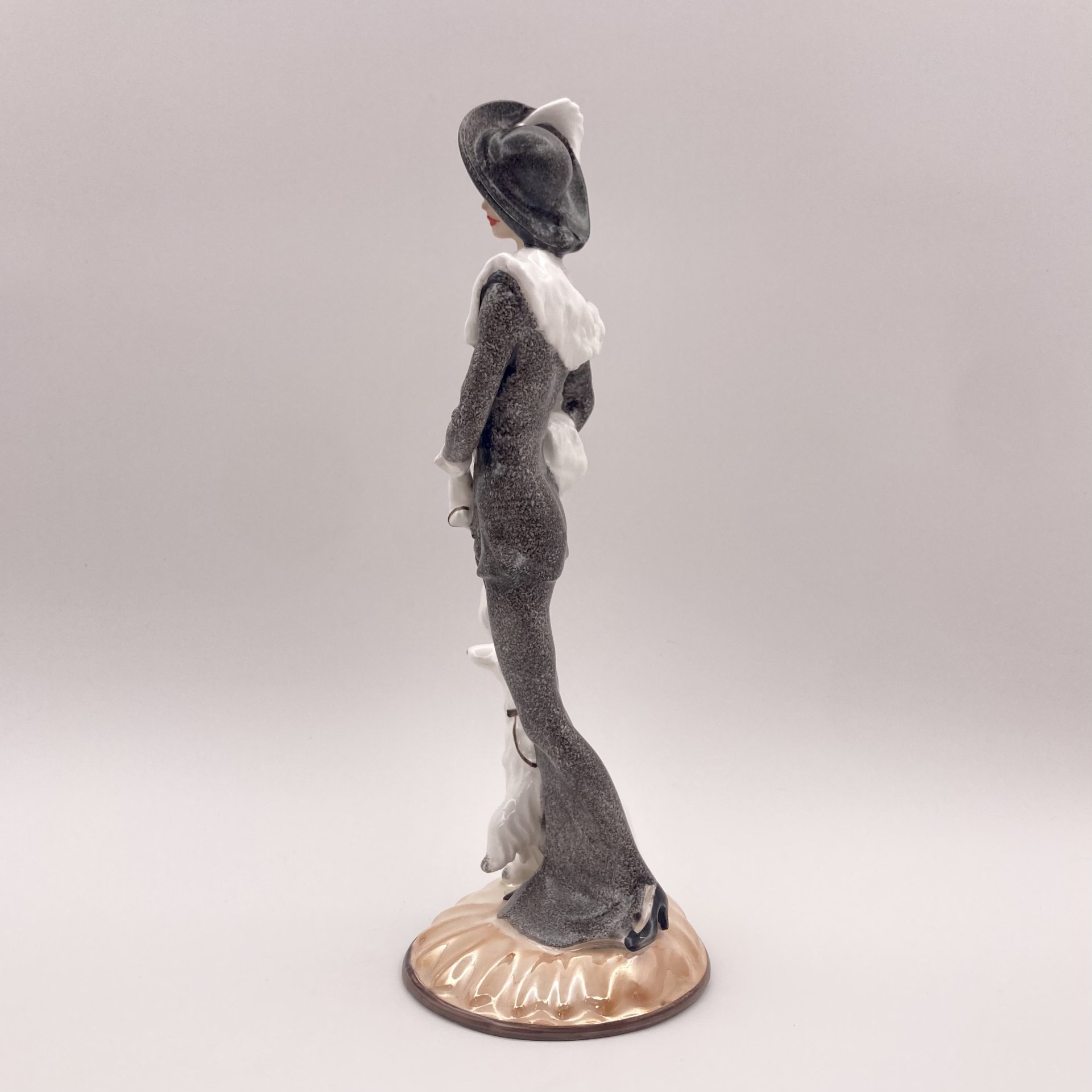Статуэтка "Дама с собакой", фарфор, роспись, крытьё, Румыния, 1970-1990 гг.