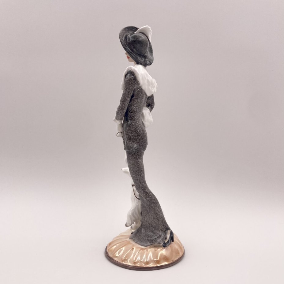 Статуэтка "Дама с собакой", фарфор, роспись, крытьё, Румыния, 1970-1990 гг.