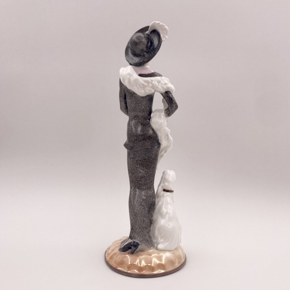 Статуэтка "Дама с собакой", фарфор, роспись, крытьё, Румыния, 1970-1990 гг.