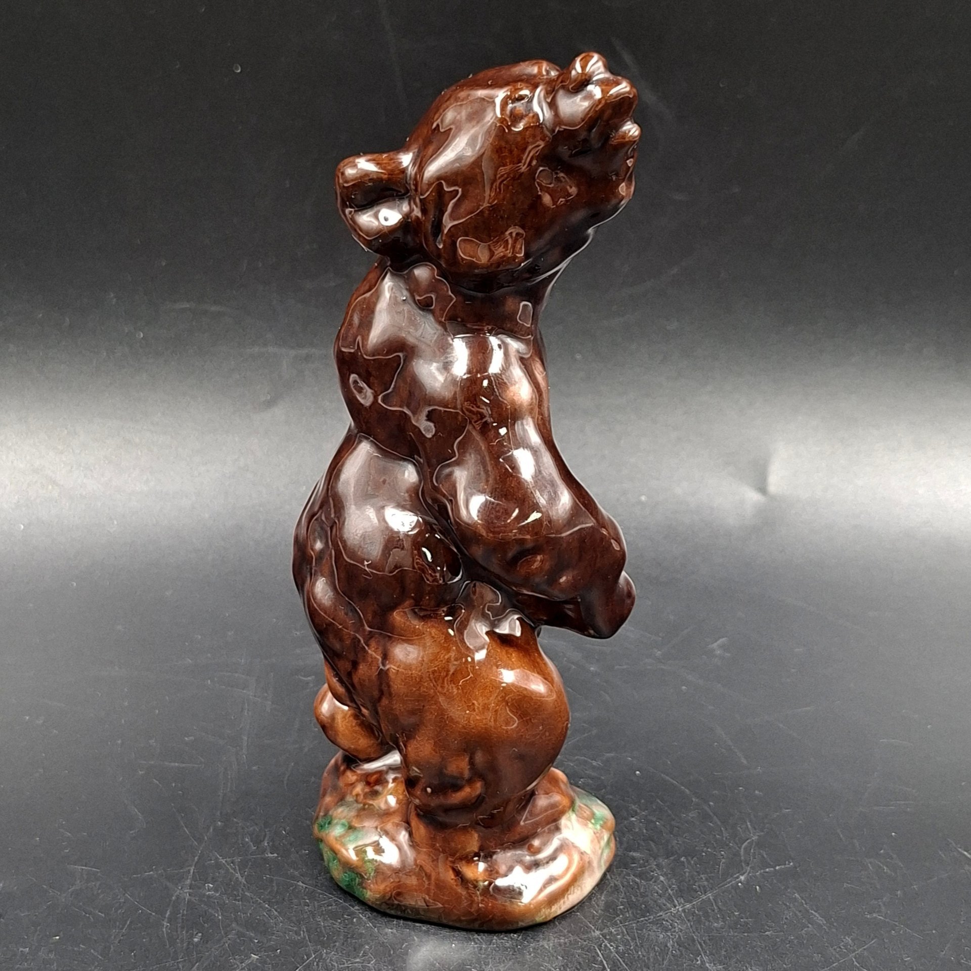 Статуэтка "Медвежонок бурый", Рябовский завод керамических изделий (предположительно), керамика, поливы, СССР, 1962 г.