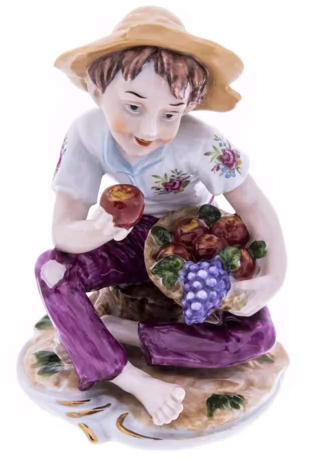 Статуэтка "Мальчик с виноградом", фарфор, роспись, Западная Европа, 1980-2000 гг.