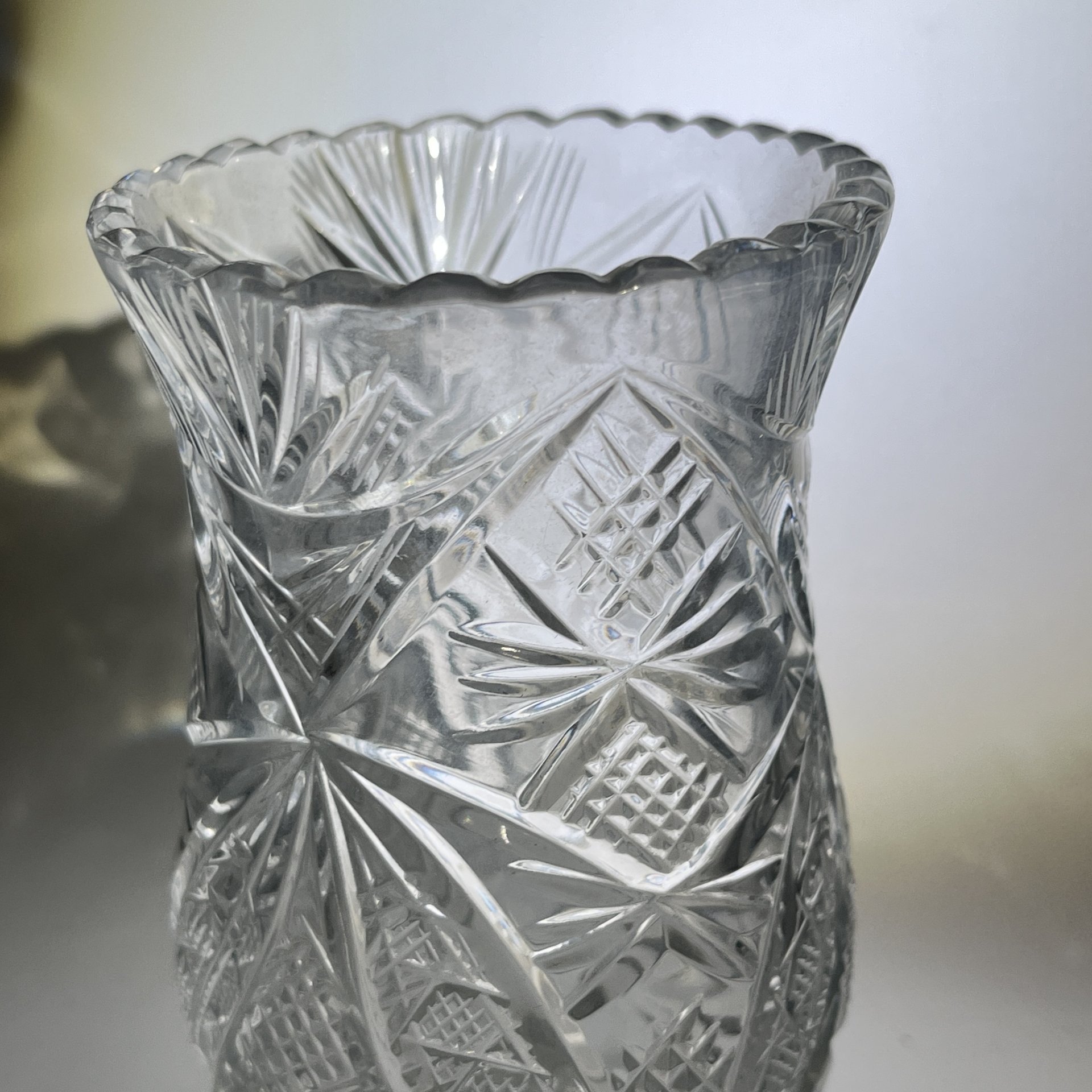 Вазочка миниатюрная с геометрическим декором, хрусталь, пресс, алмазная грань, СССР, 1970-1990 гг.