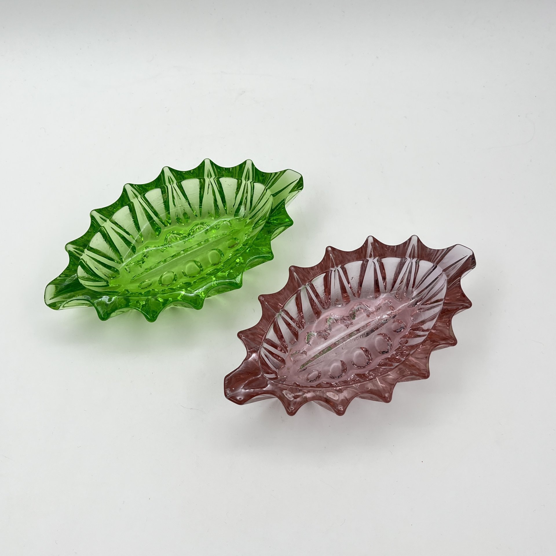 Набор из 2-х пепельниц (мелочниц) зеленого и розового оттенков, стекло, пресс, Гусевской хрустальный завод (Гусь-Хрустальный), СССР, 1970-1990 гг.