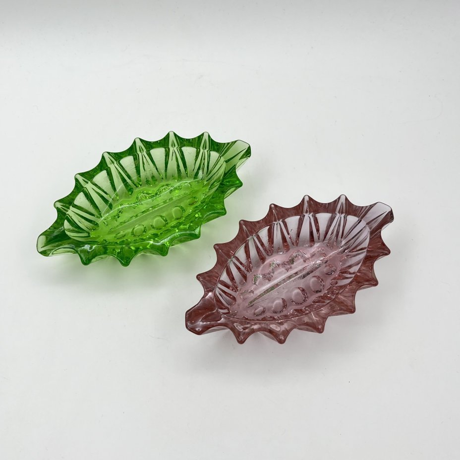 Набор из 2-х пепельниц (мелочниц) зеленого и розового оттенков, стекло, пресс, Гусевской хрустальный завод (Гусь-Хрустальный), СССР, 1970-1990 гг.