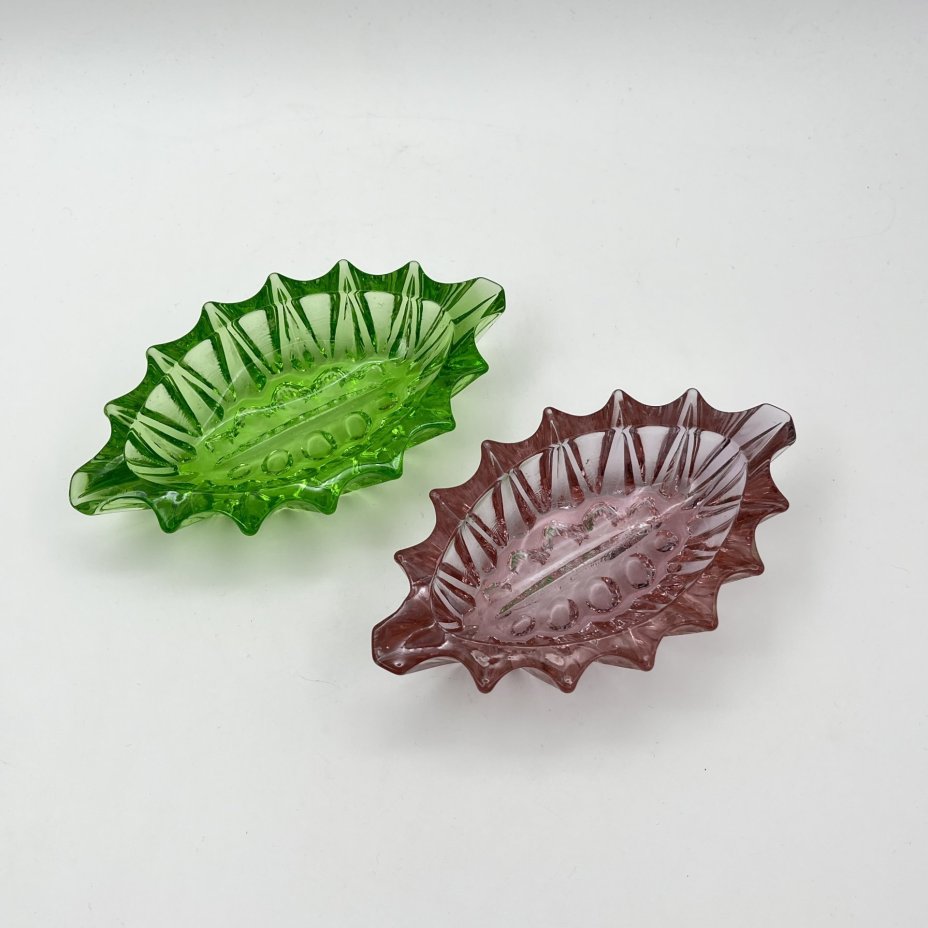 Набор из 2-х пепельниц (мелочниц) зеленого и розового оттенков, стекло, пресс, Гусевской хрустальный завод (Гусь-Хрустальный), СССР, 1970-1990 гг.