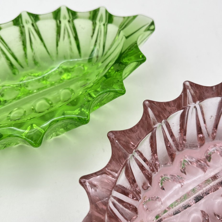 Набор из 2-х пепельниц (мелочниц) зеленого и розового оттенков, стекло, пресс, Гусевской хрустальный завод (Гусь-Хрустальный), СССР, 1970-1990 гг.