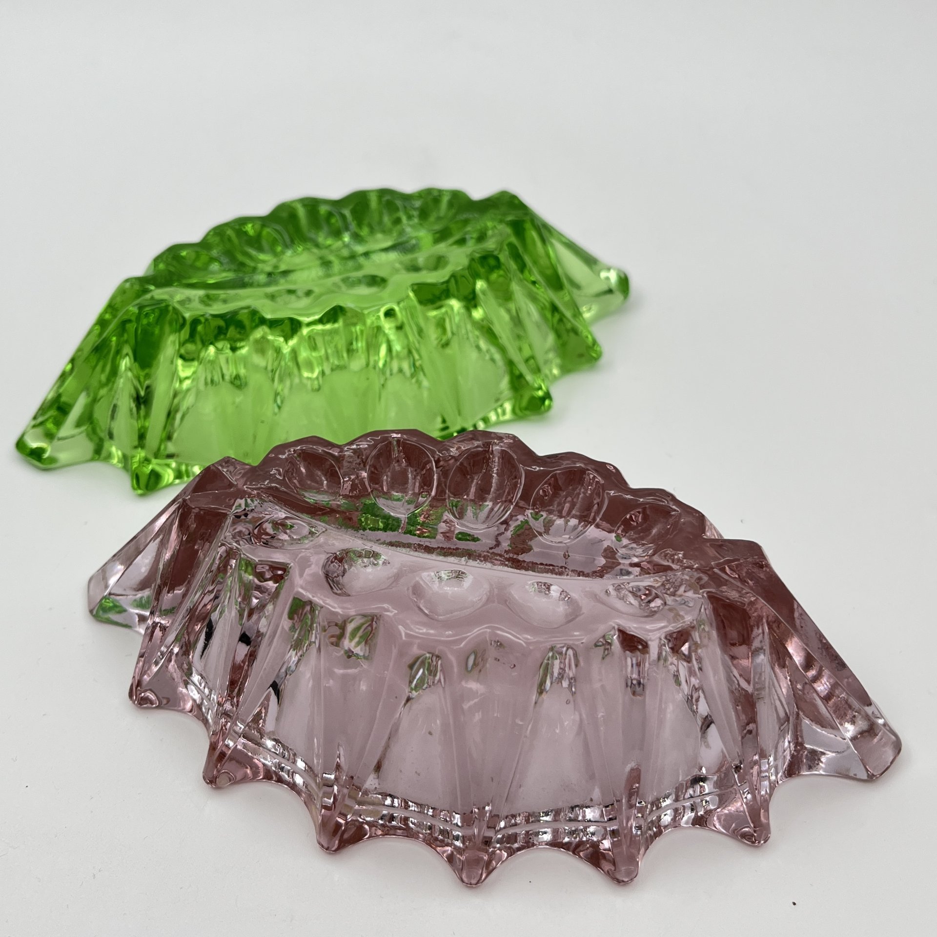 Набор из 2-х пепельниц (мелочниц) зеленого и розового оттенков, стекло, пресс, Гусевской хрустальный завод (Гусь-Хрустальный), СССР, 1970-1990 гг.