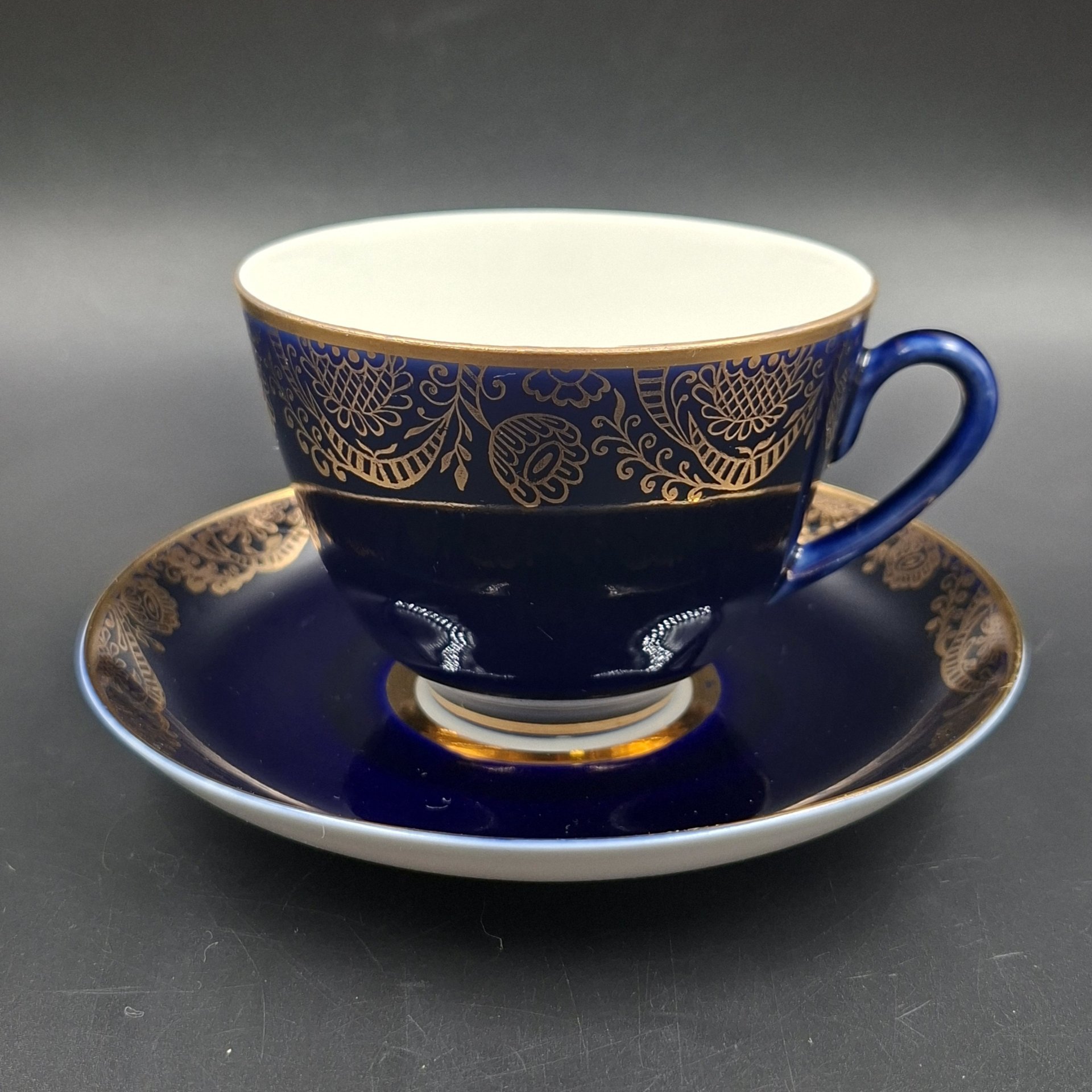 Пара чайная с ажурным орнаментальным декором, фарфор, крытье кобальтом, золочение, Ленинградский фарфоровый завод (ЛФЗ), СССР, 1960-1970 гг.