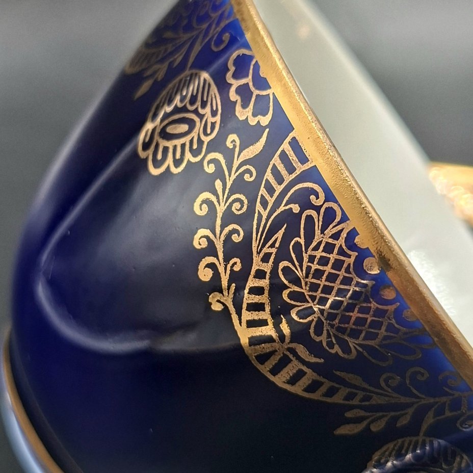 Пара чайная с ажурным орнаментальным декором, фарфор, крытье кобальтом, золочение, Ленинградский фарфоровый завод (ЛФЗ), СССР, 1960-1970 гг.