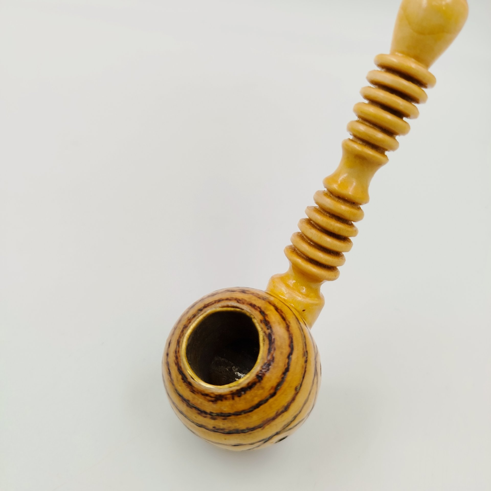 Трубка курительная в форме шара, с фигурным мундштуком