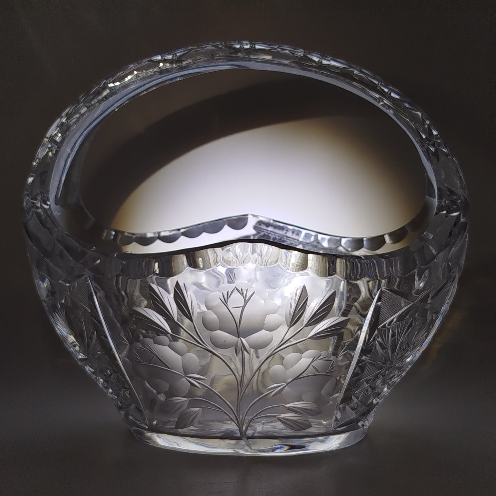 Ваза в форме корзины, украшенная цветочным декором, хрусталь, алмазная грань, матирование, Европа, 1970-1990 гг.