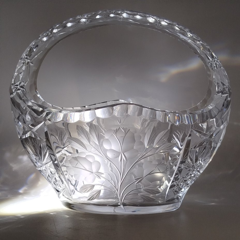 Ваза в форме корзины, украшенная цветочным декором