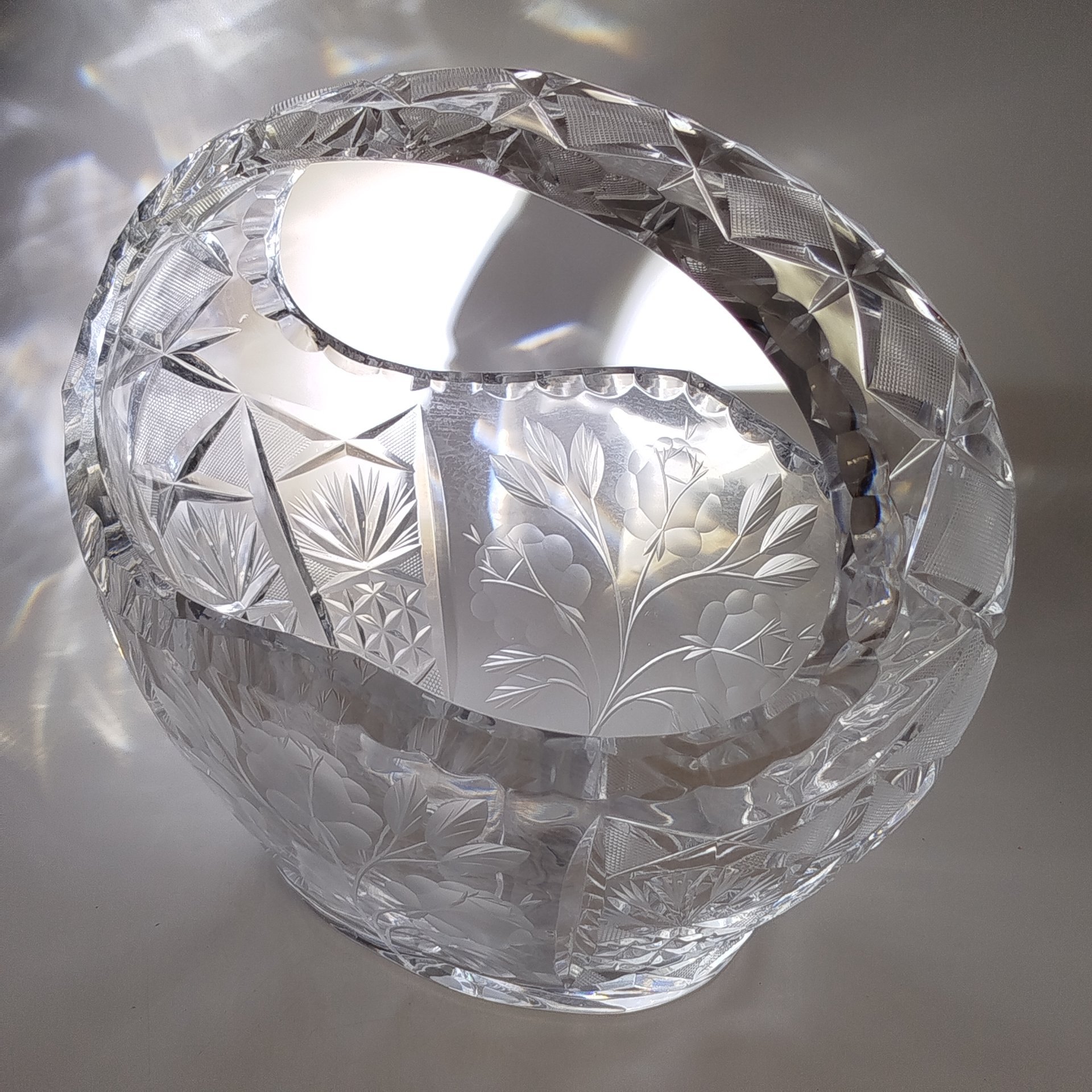 Ваза в форме корзины, украшенная цветочным декором, хрусталь, алмазная грань, матирование, Европа, 1970-1990 гг.