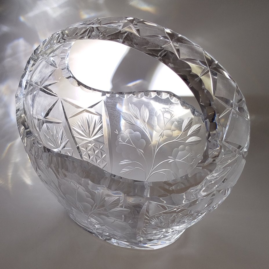 Ваза в форме корзины, украшенная цветочным декором