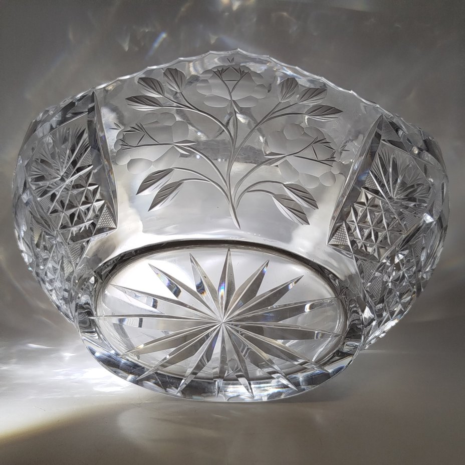 Ваза в форме корзины, украшенная цветочным декором