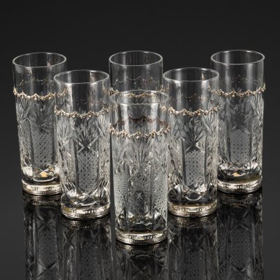Набор стаканов для прохладительных напитков, декорированных резным узором и металлическими накладками в виде цветочных гирлянд, хрусталь, алмазная грань, сплав металлов, Италия, 1980-2000 гг.