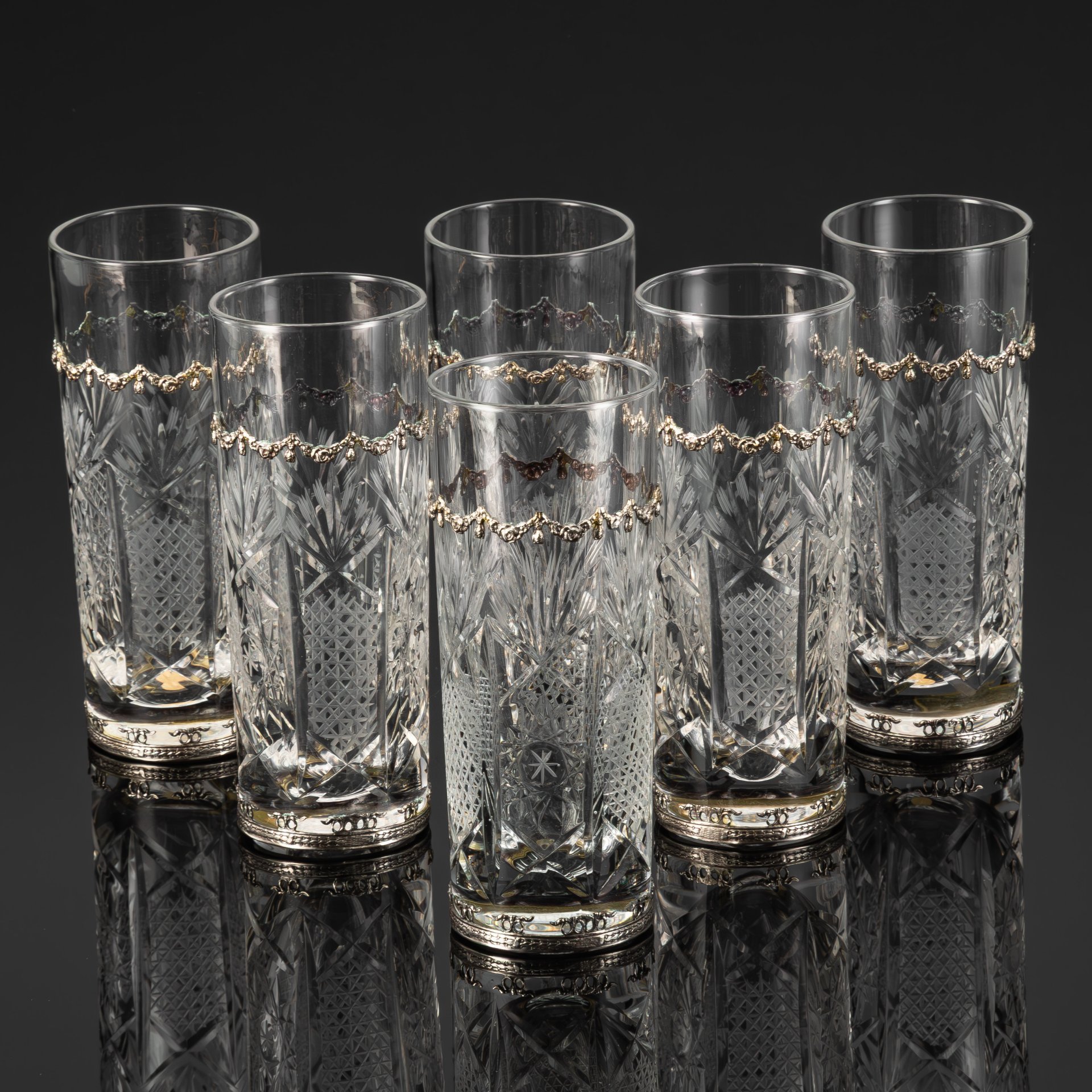 Набор стаканов для прохладительных напитков, декорированных резным узором и металлическими накладками в виде цветочных гирлянд, хрусталь, алмазная грань, сплав металлов, Италия, 1980-2000 гг.