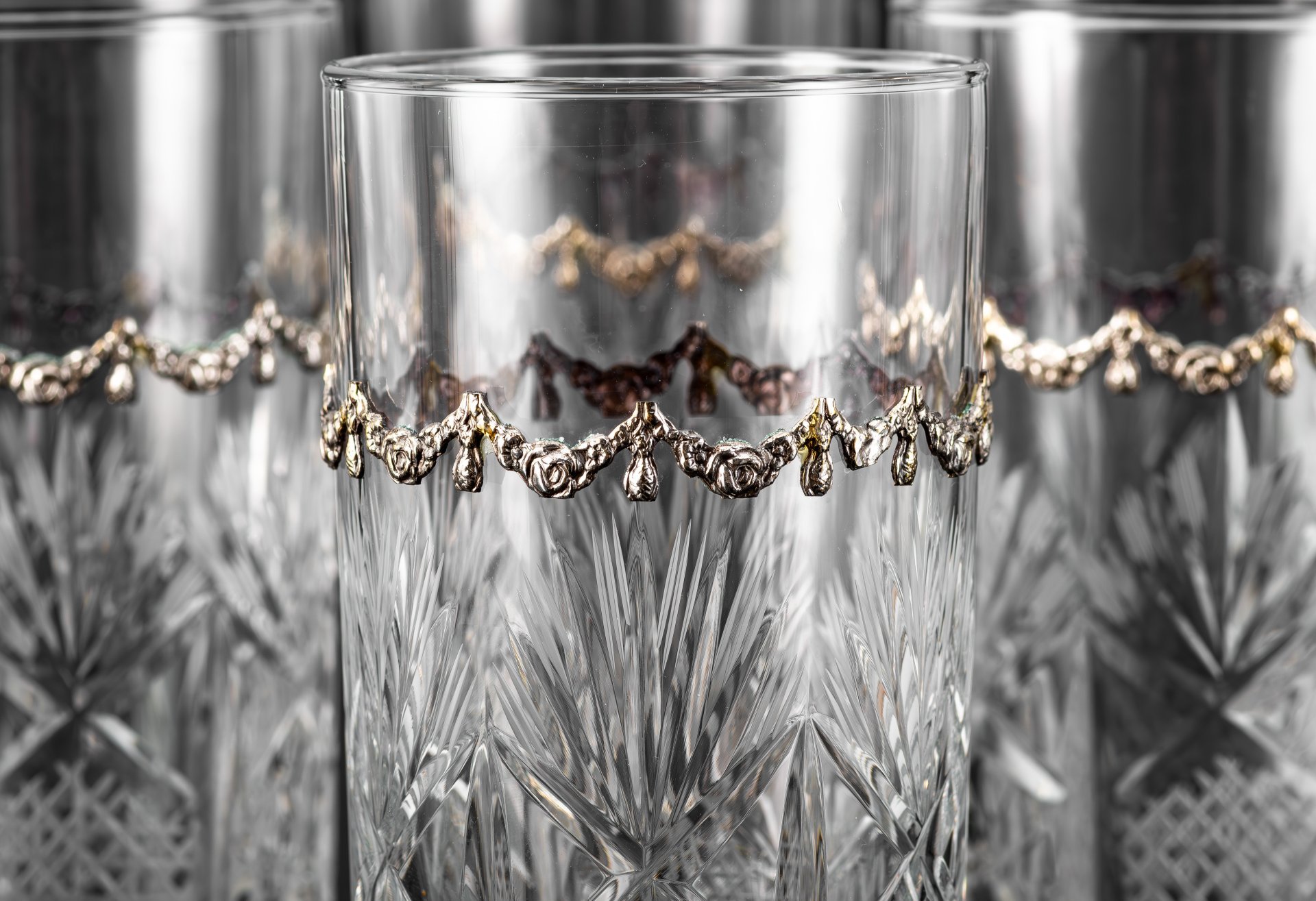Набор стаканов для прохладительных напитков, декорированных резным узором и металлическими накладками в виде цветочных гирлянд, хрусталь, алмазная грань, сплав металлов, Италия, 1980-2000 гг.