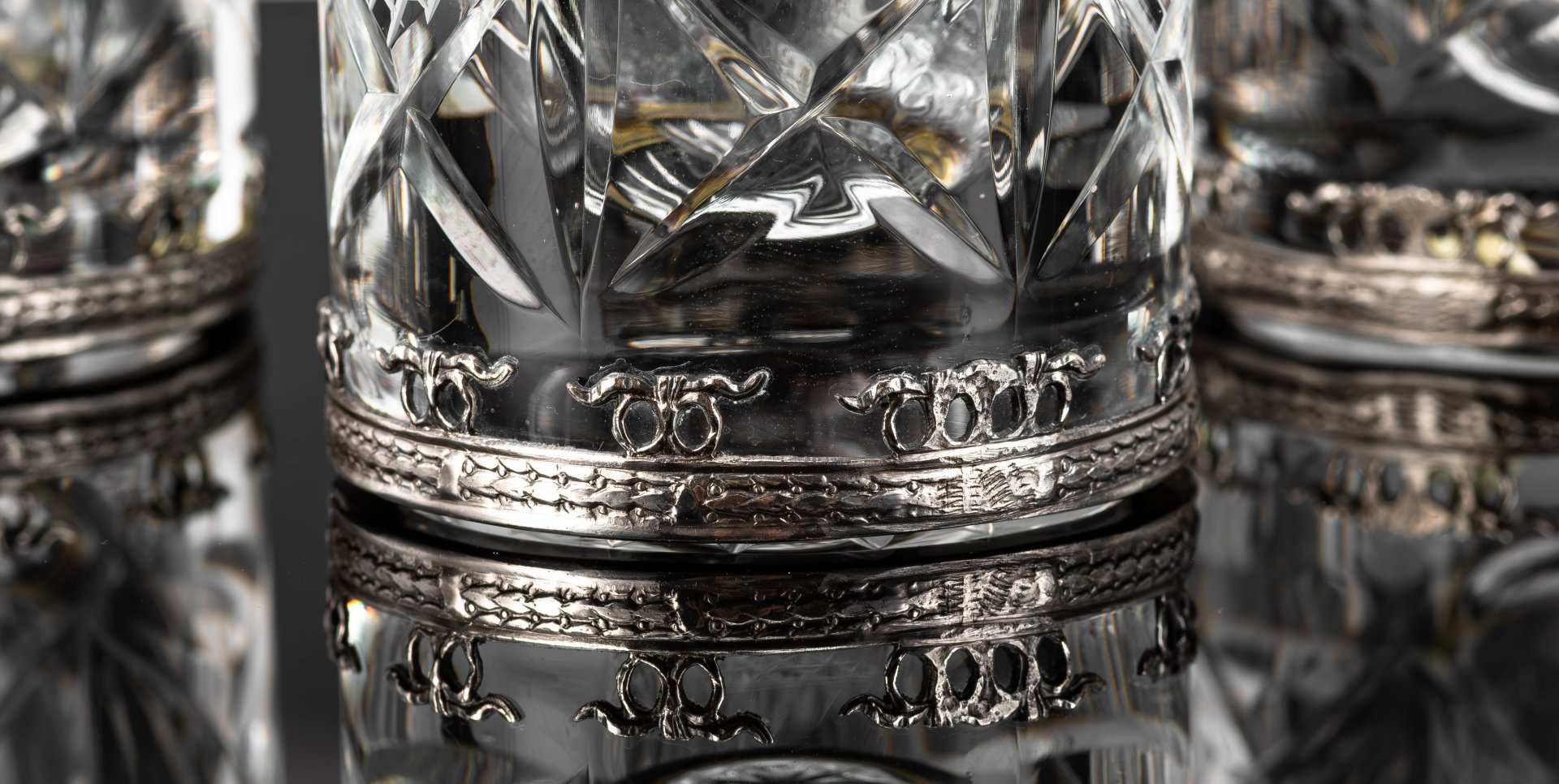 Набор стаканов для прохладительных напитков, декорированных резным узором и металлическими накладками в виде цветочных гирлянд, хрусталь, алмазная грань, сплав металлов, Италия, 1980-2000 гг.