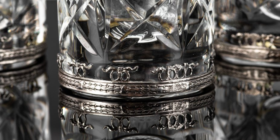 Набор стаканов для прохладительных напитков, декорированных резным узором и металлическими накладками в виде цветочных гирлянд