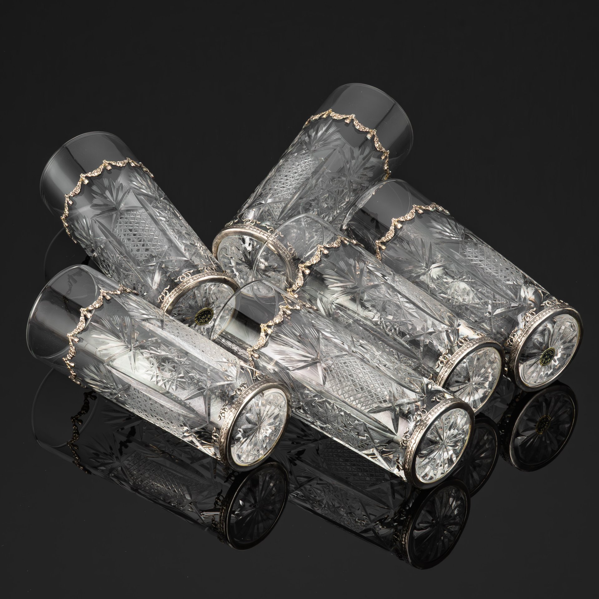 Набор стаканов для прохладительных напитков, декорированных резным узором и металлическими накладками в виде цветочных гирлянд, хрусталь, алмазная грань, сплав металлов, Италия, 1980-2000 гг.