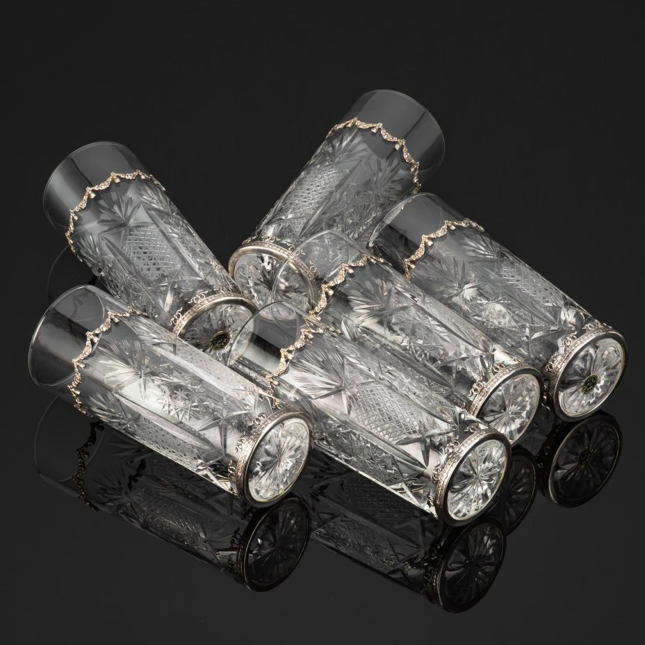 Набор стаканов для прохладительных напитков, декорированных резным узором и металлическими накладками в виде цветочных гирлянд