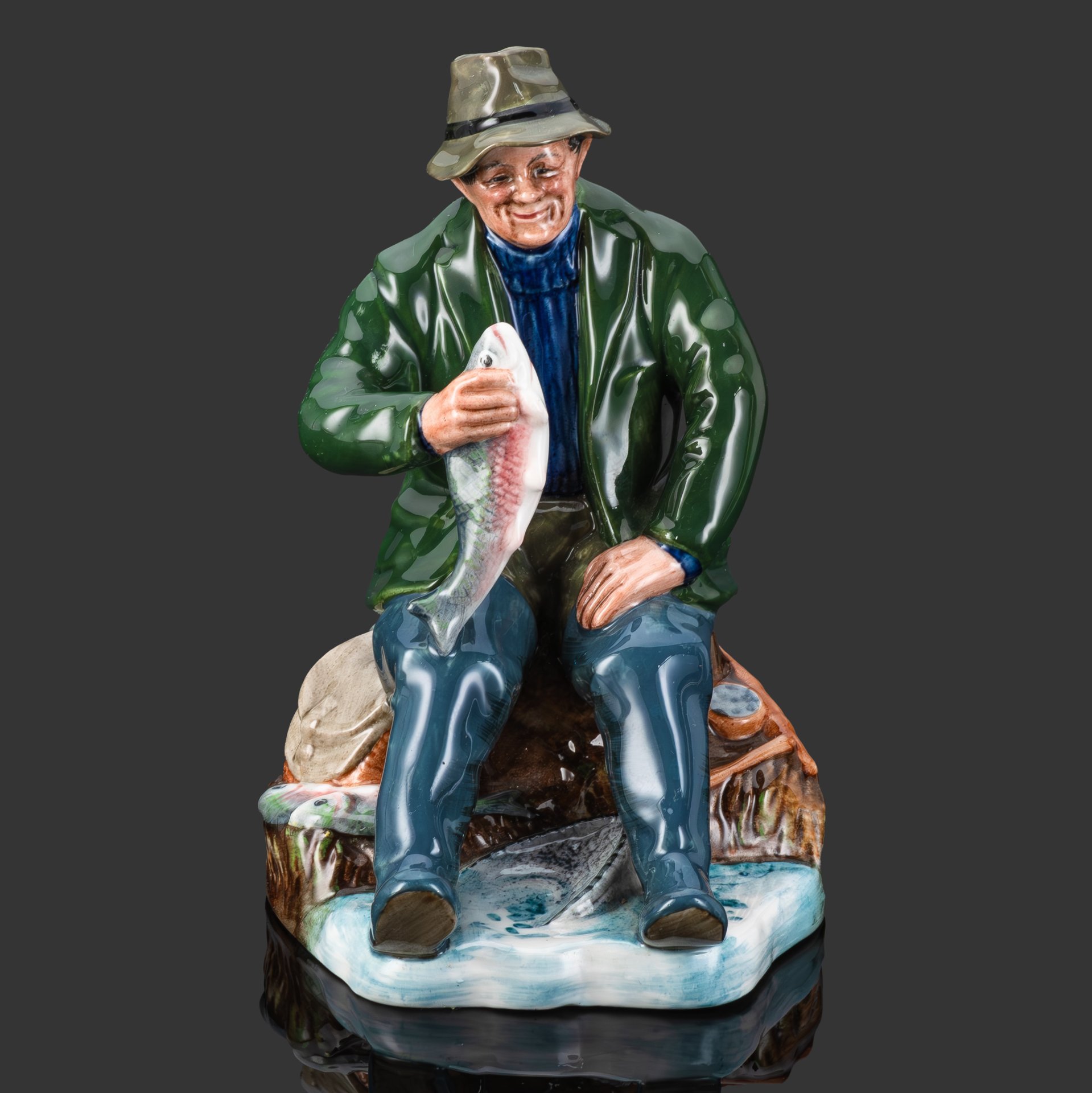Статуэтка "Хороший улов", изображающая рыбака, фарфор, роспись, Royal Doulton, Великобритания, 1965-1986 гг.